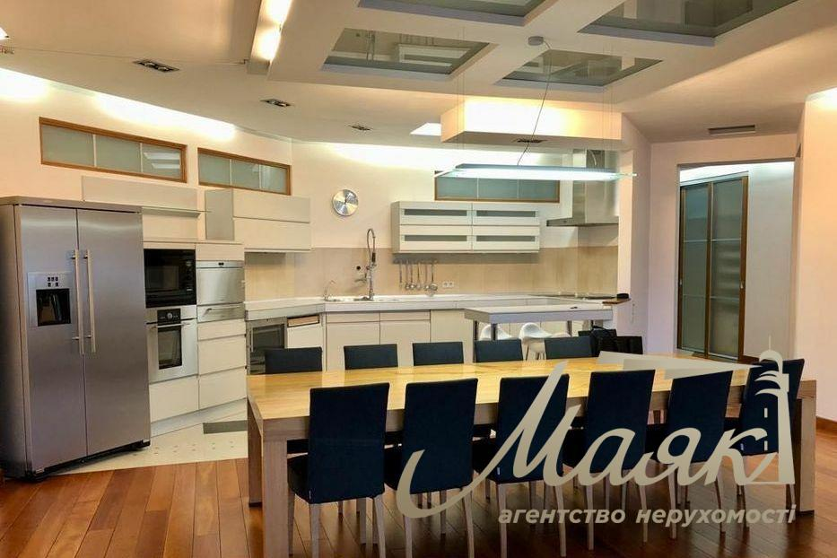 Rent of a 4-room apartment on Vladimirskaya St. 49A, Zolotye Vorota.