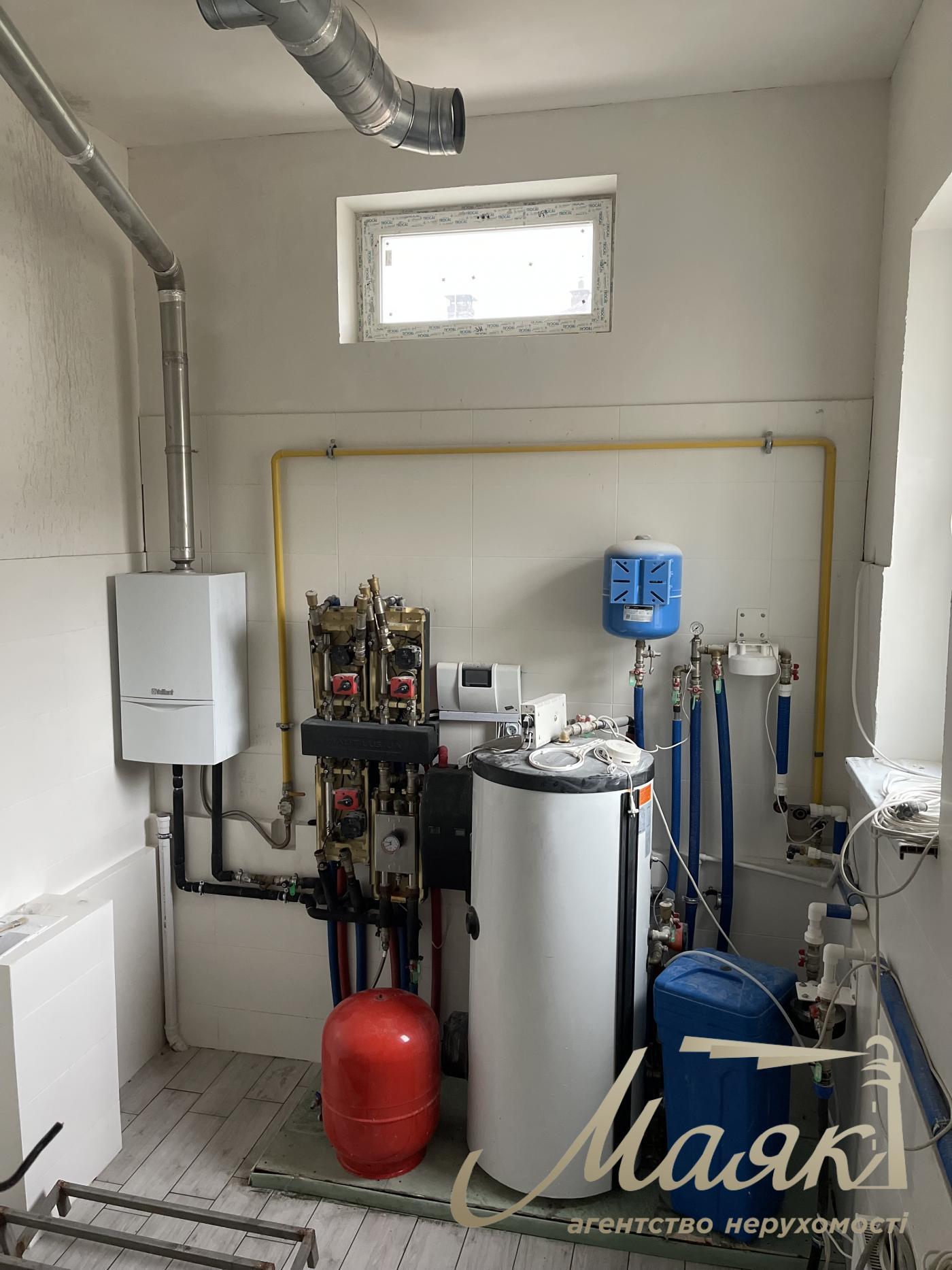 Продаж будинку з гаражем 365м2, ділянка 15 соток у КМ "ОБРІЙ - К" вул. Центральна, у с. Козин,