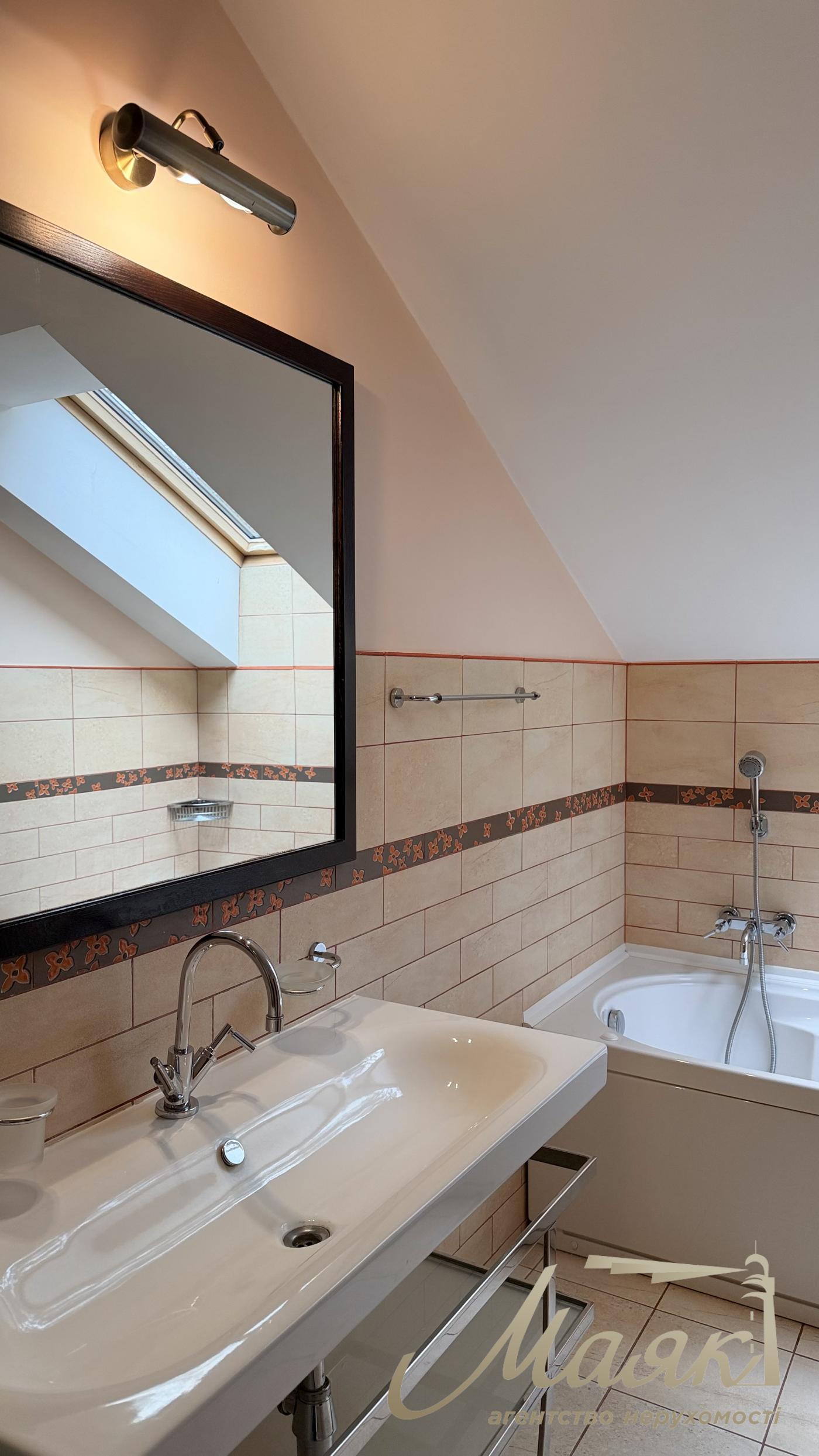 Оренда будинку К.Заспа, Козин, Плюти, оренда будинку в містечку, басейн, ліс, охорона