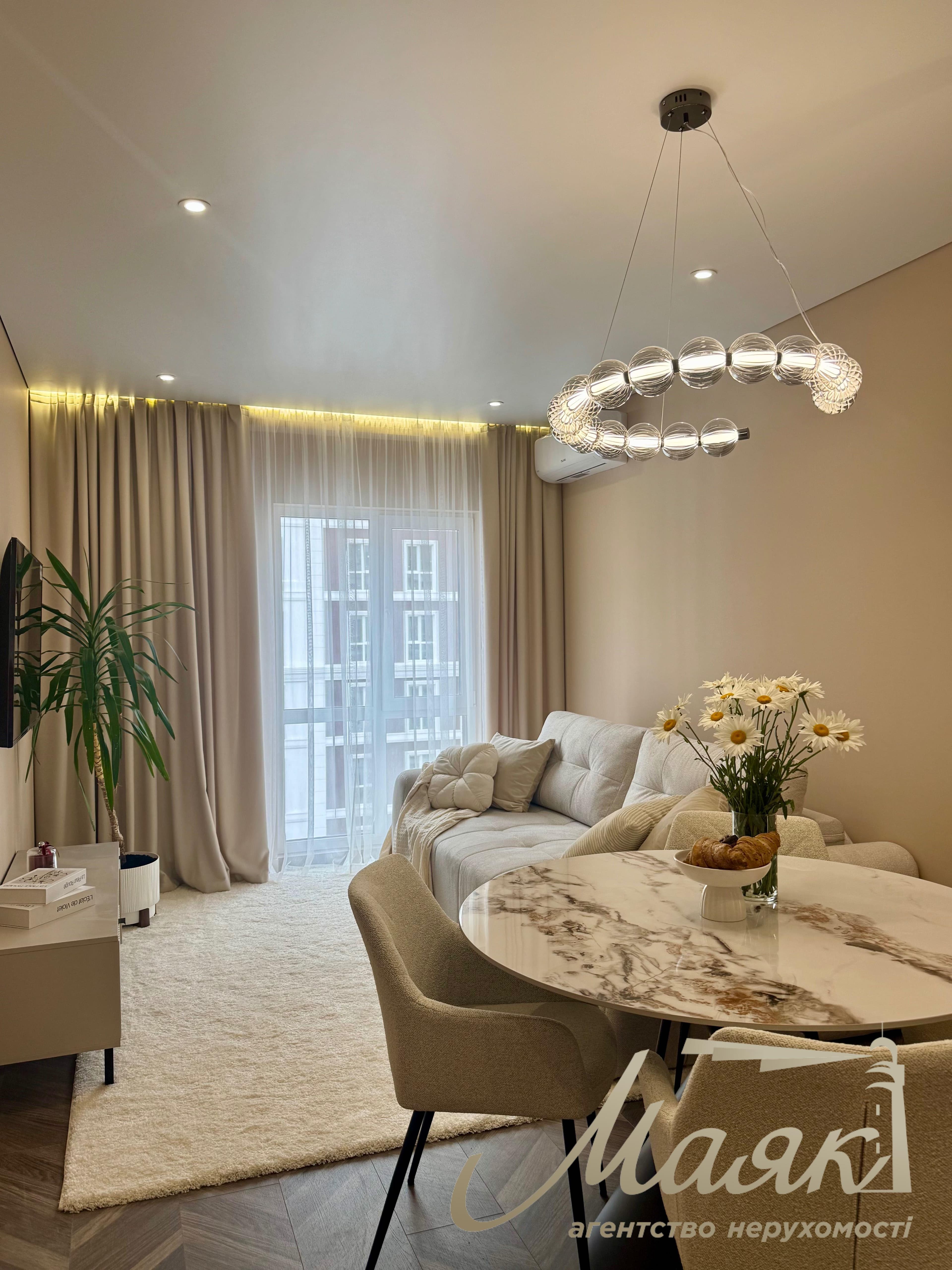 Modern 3-room apartment with designer renovations for sale in the “New England” residential complex, Holosiivskyi District
