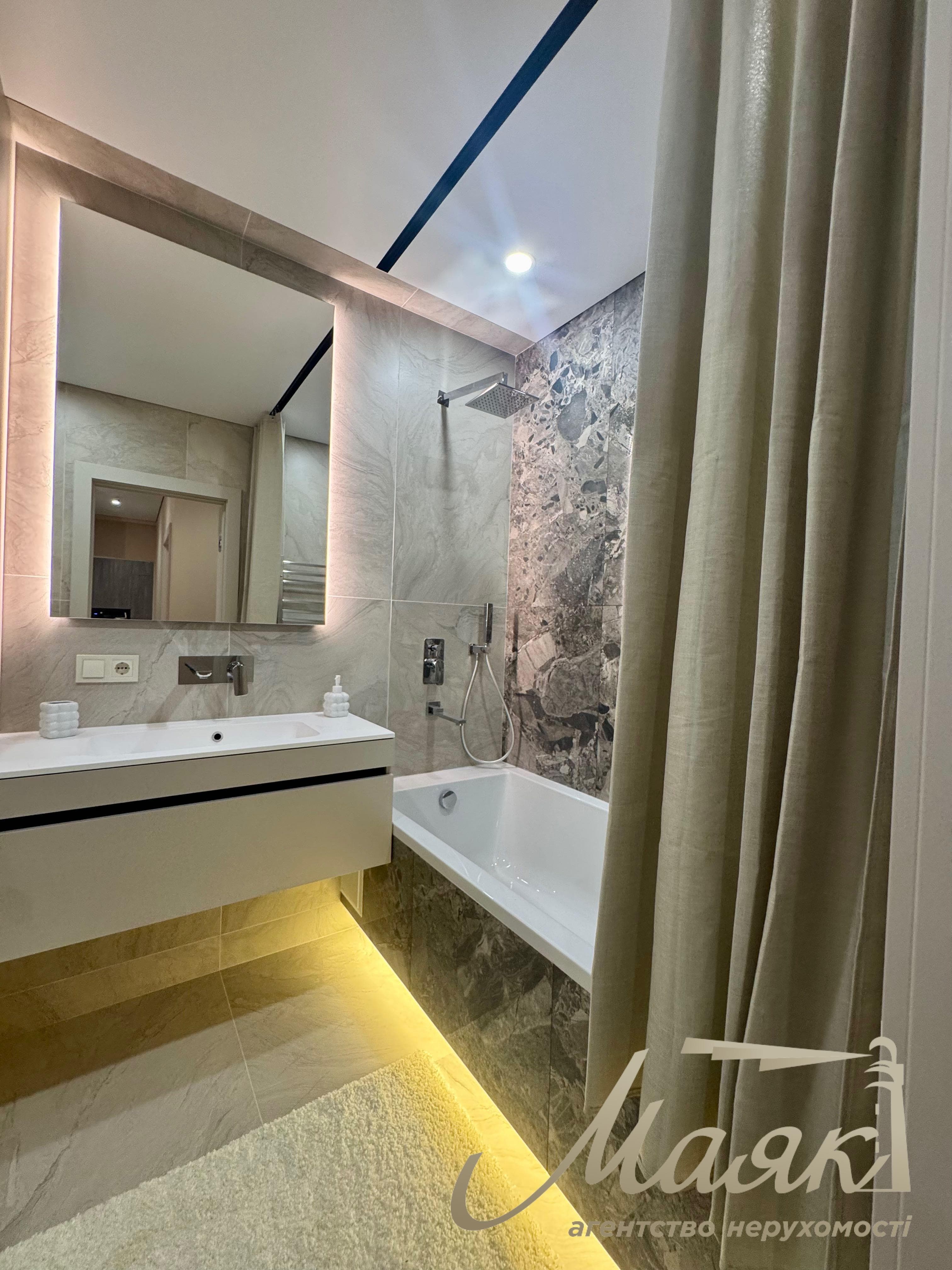 Modern 3-room apartment with designer renovations for sale in the “New England” residential complex, Holosiivskyi District
