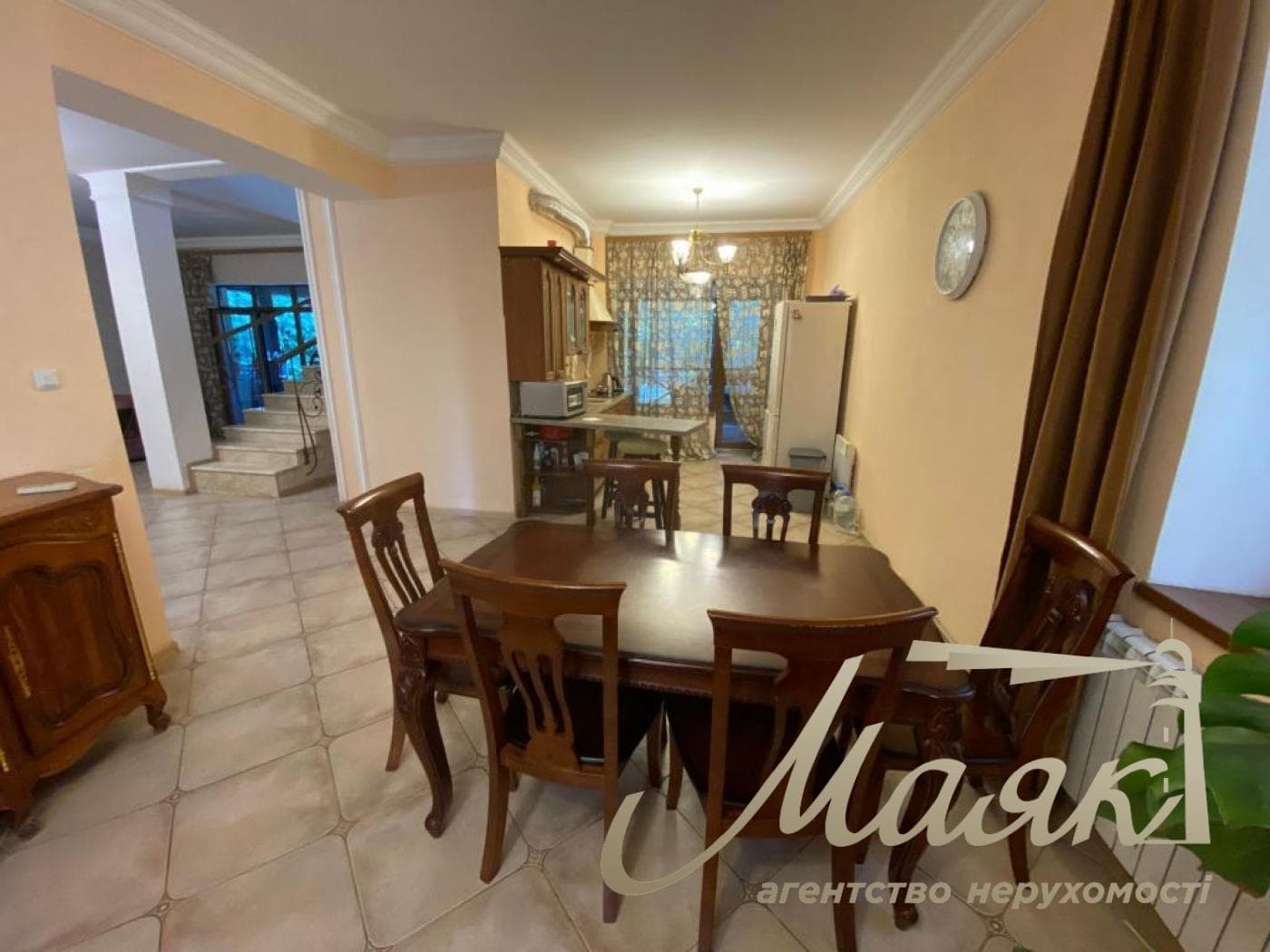 Оренда 3-поверхового будинку (250 м²) у Лесниках