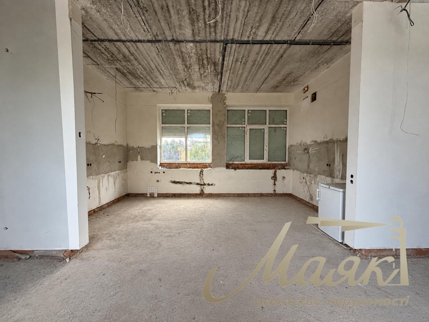 3-story house for sale, 325 m², village of Plyuty