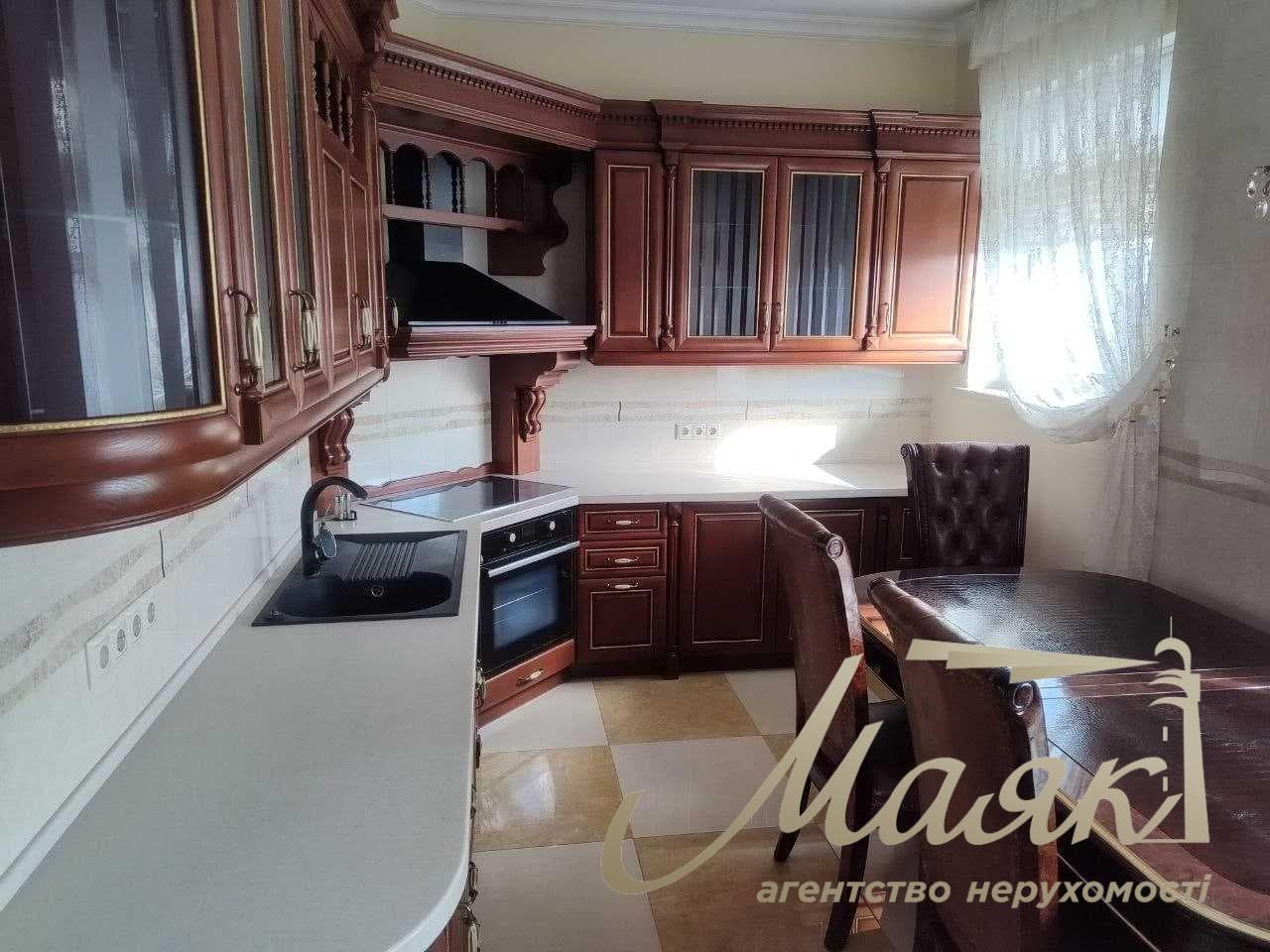 Продаж ексклюзивного триповерхового будинку площею 288 м² у житловому комплексі «Козя Спіна», Нові Петрівці, поруч із Межигір’ям, Вишгород