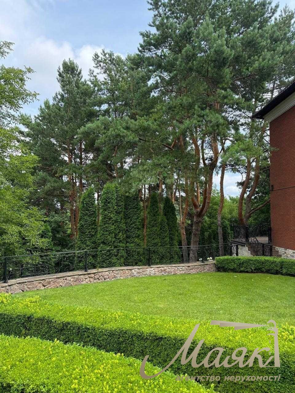 Оренда будинку з басейном у Лісниках, з приголомшливою ділянкою.