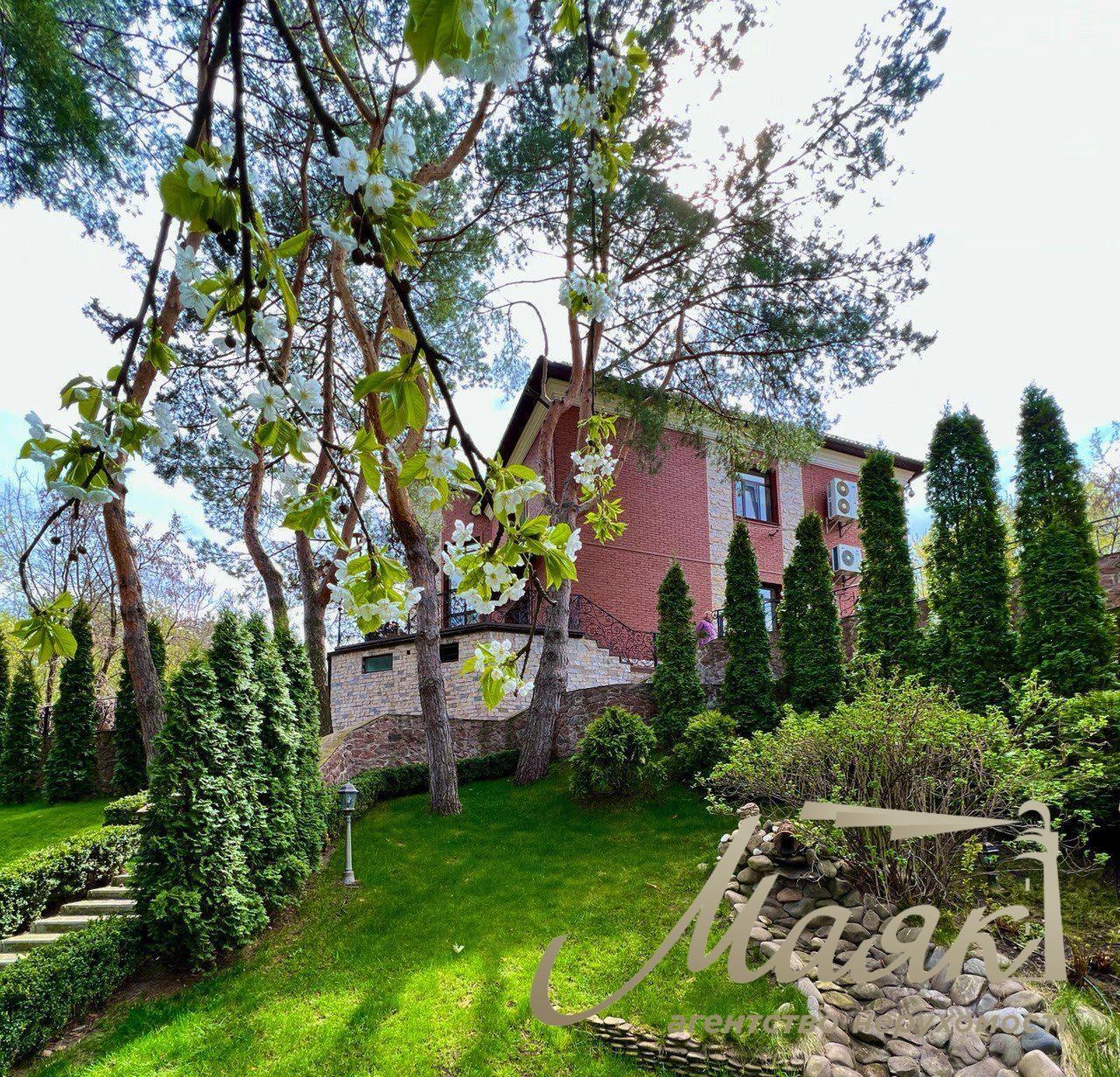 Оренда будинку з басейном у Лісниках, з приголомшливою ділянкою.