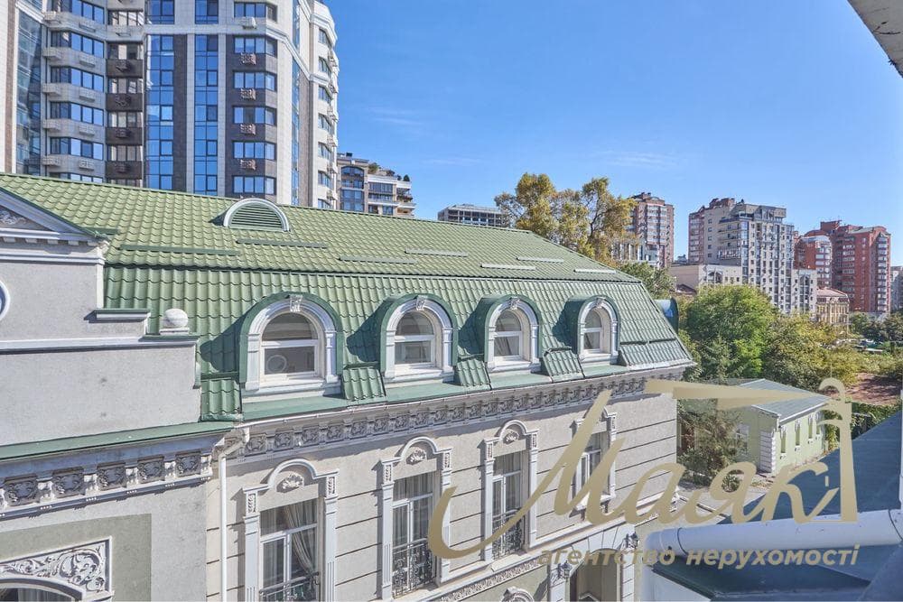 Продаж окремої будівлі площею 3 941 м⁴. Земельна ділянка площею 0,25 га. Центр Києва