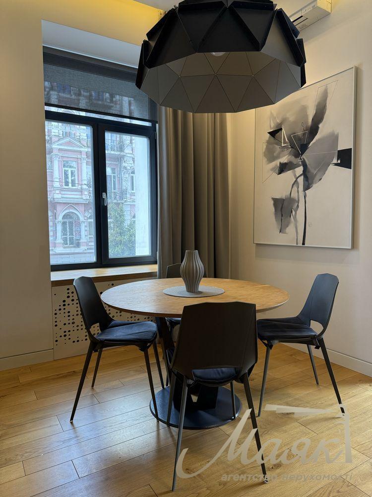 For sale premium apartment 75m2 in the very center of Kiev - Lutheranskaya Street, 7/10 (next to the Arch and Khreshchatyk).