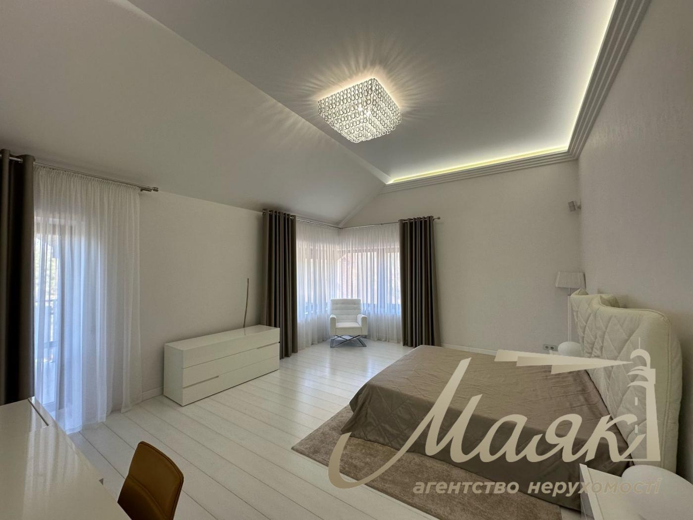 Пропонується до продажу будинок у лісовій зоні в селі Гореничі - в екологічно чистому місці серед сосен, поруч з озерами.