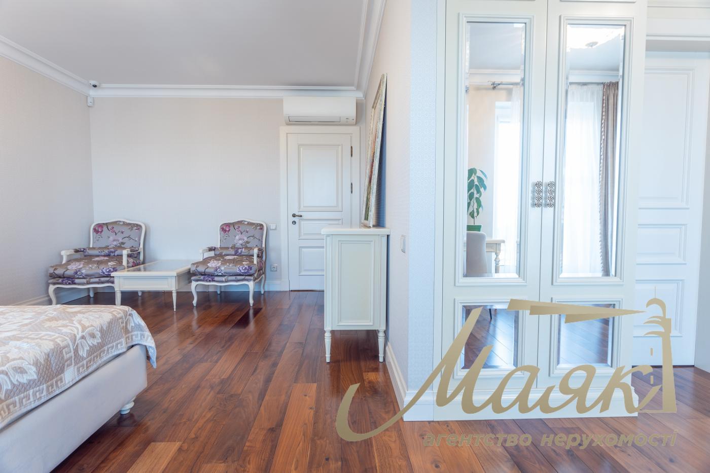 Sale 4k apartment with parking place in LCD Zverinetskyi, Pechersk, Kiev