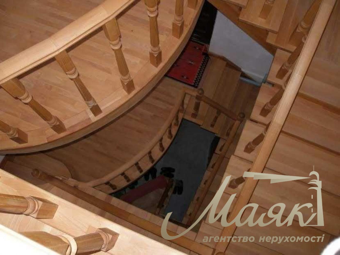 Продаж 3х-поверхового будинку, загальна площа 388 кв. м. Хотів, Києво-Святошинський район, Київська область.