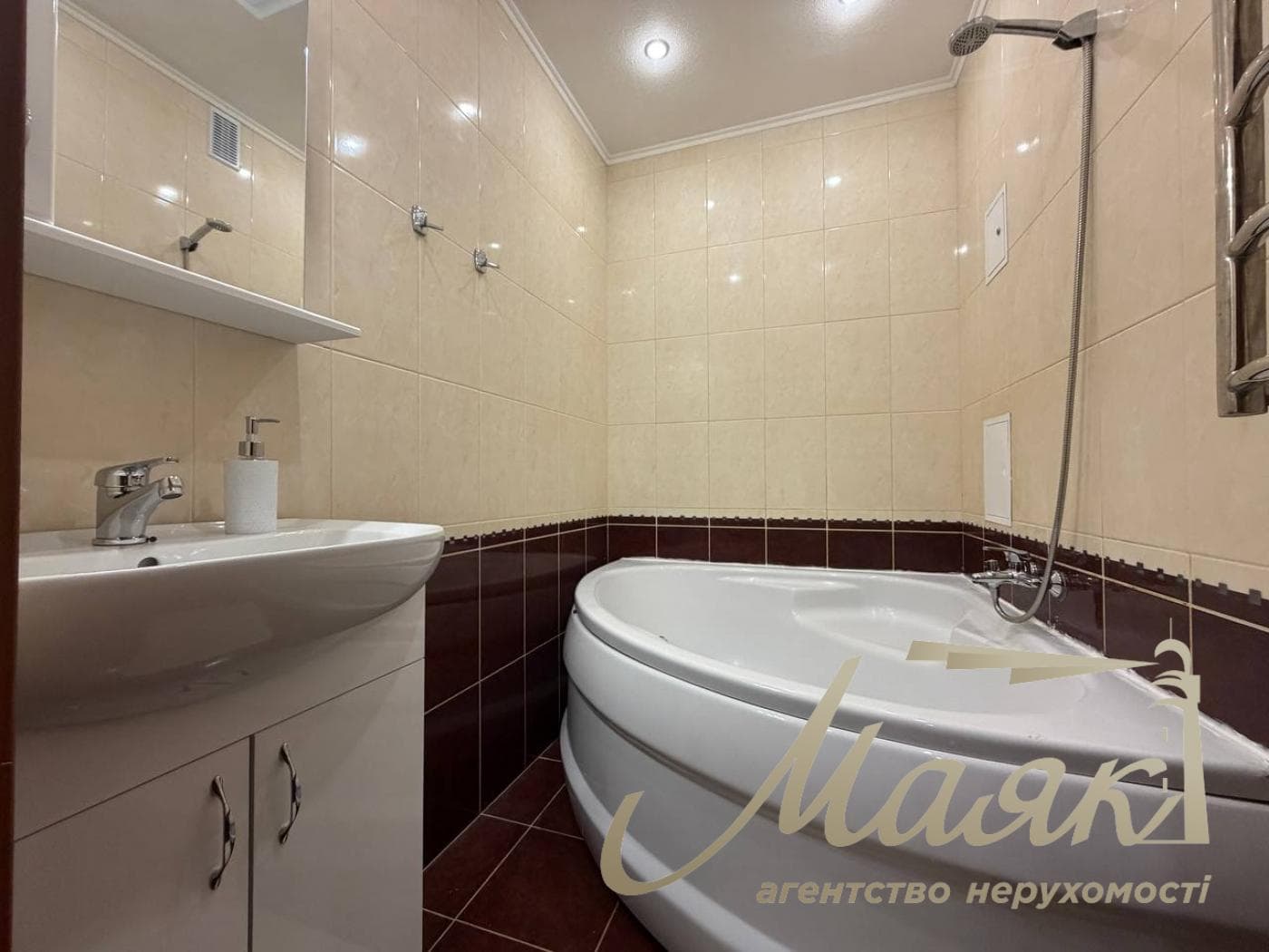 2-room apartment for rent at 4 Raisa Okipnaya Street, Levoberezhnaya.