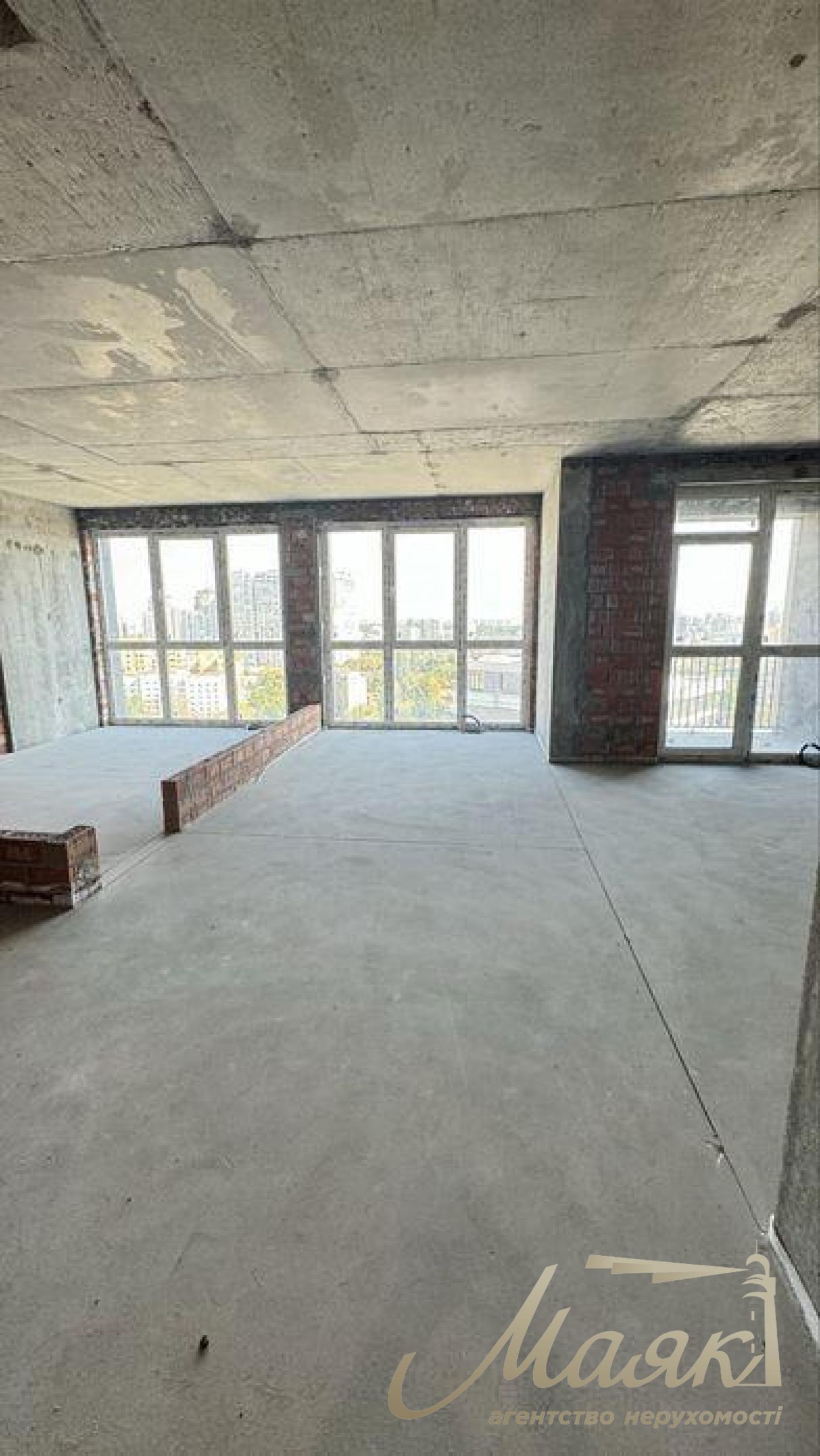 Продаж трирівневої квартири без ремонту в ЖК Greenville на Печерську.