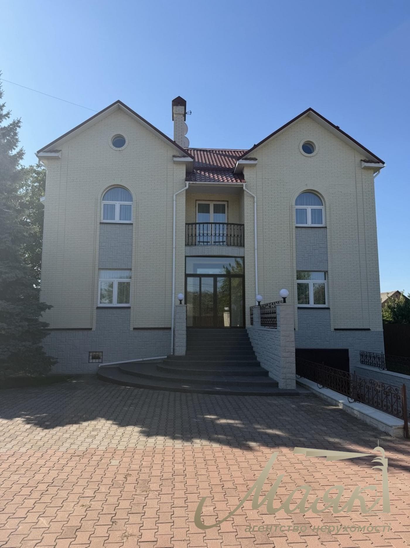 Продаж будинку площею 530 м² у центрі с. Гора