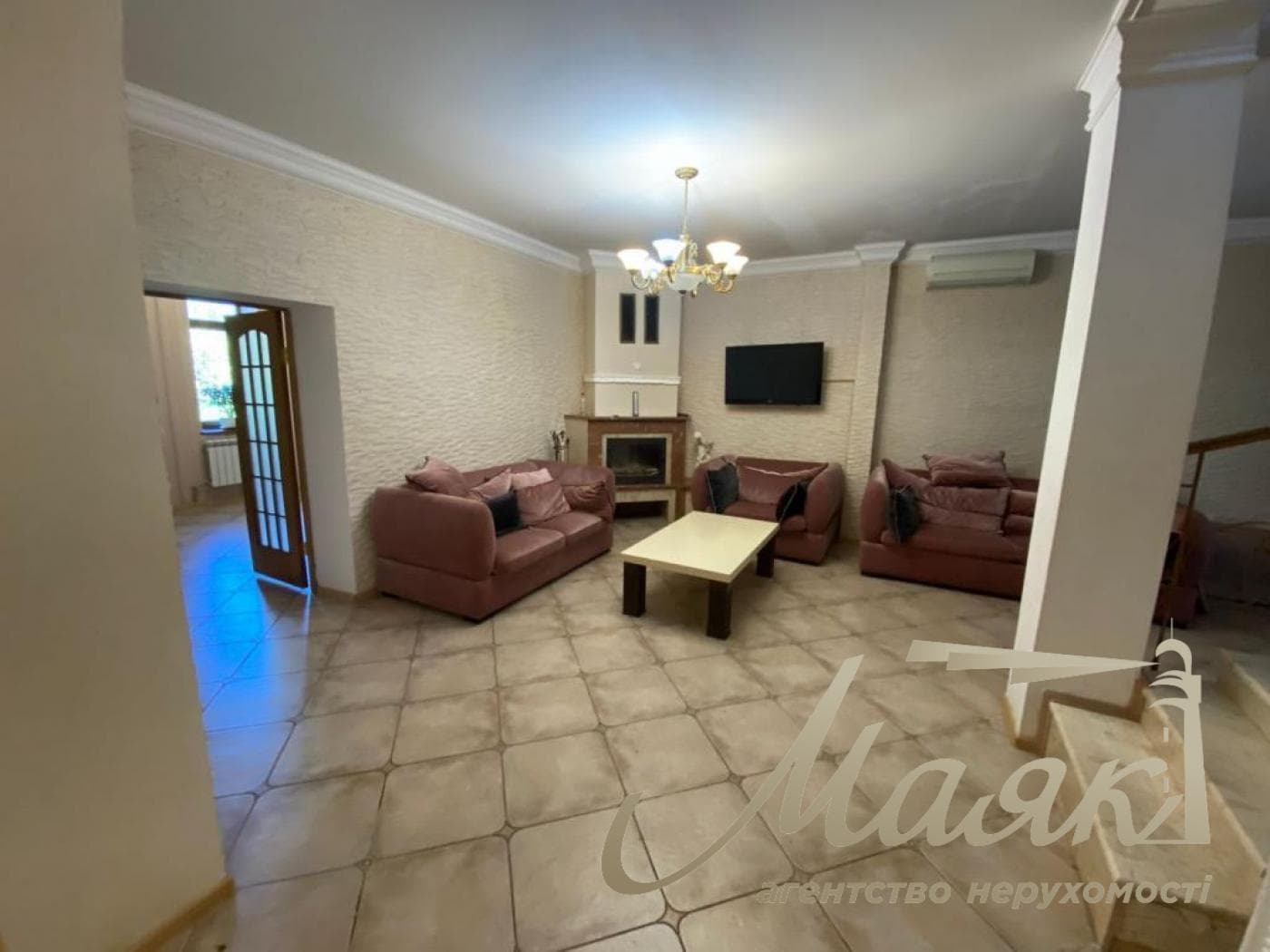 Оренда 3-поверхового будинку (250 м²) у Лесниках