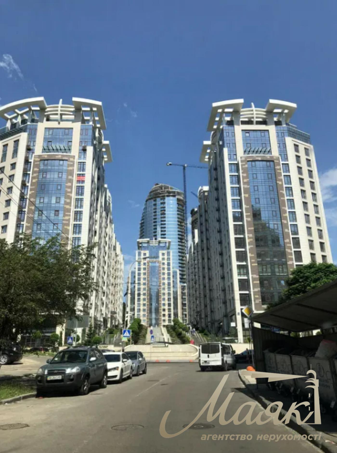 Продаж квартири в ЖК "Бульвар Фонтанів" ул. Саперне поле -5.