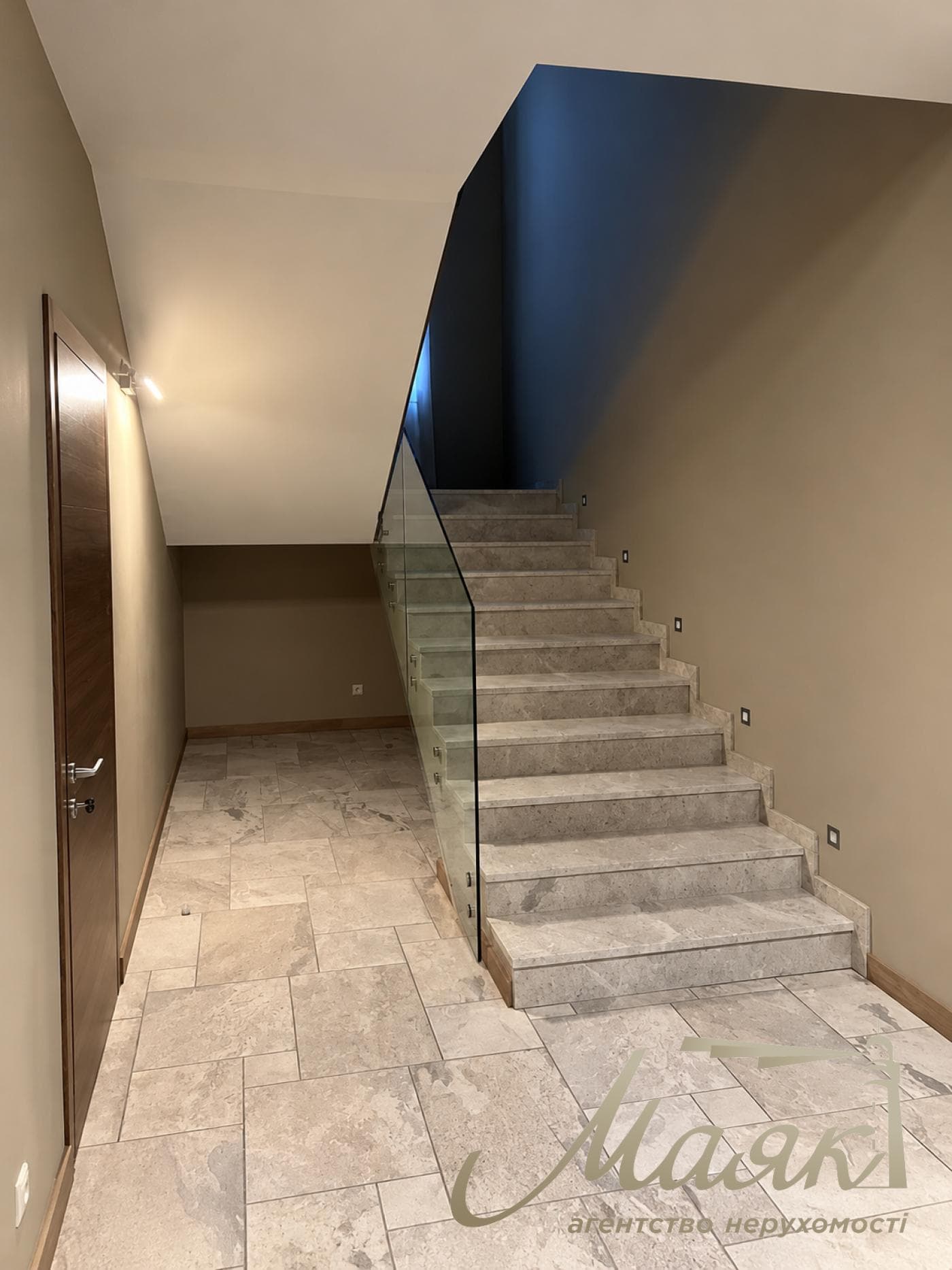 Оренда 2-поверхового будинку площею 375 м², житловий комплекс «Сонячна Долина», Романків