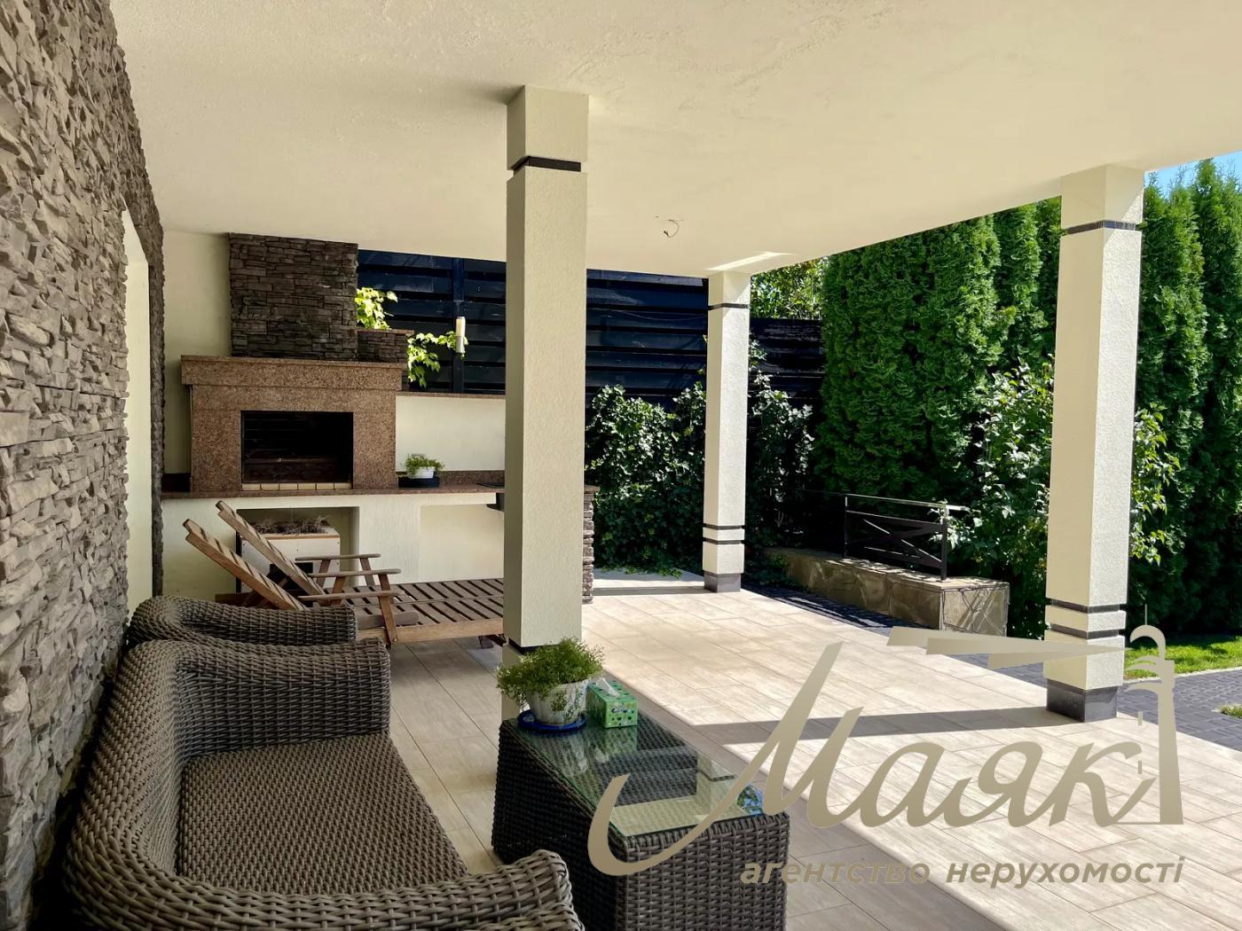 Оренда двоповерхового будинку 435 м² у с. Лісники, КМ "Зелений Гай".