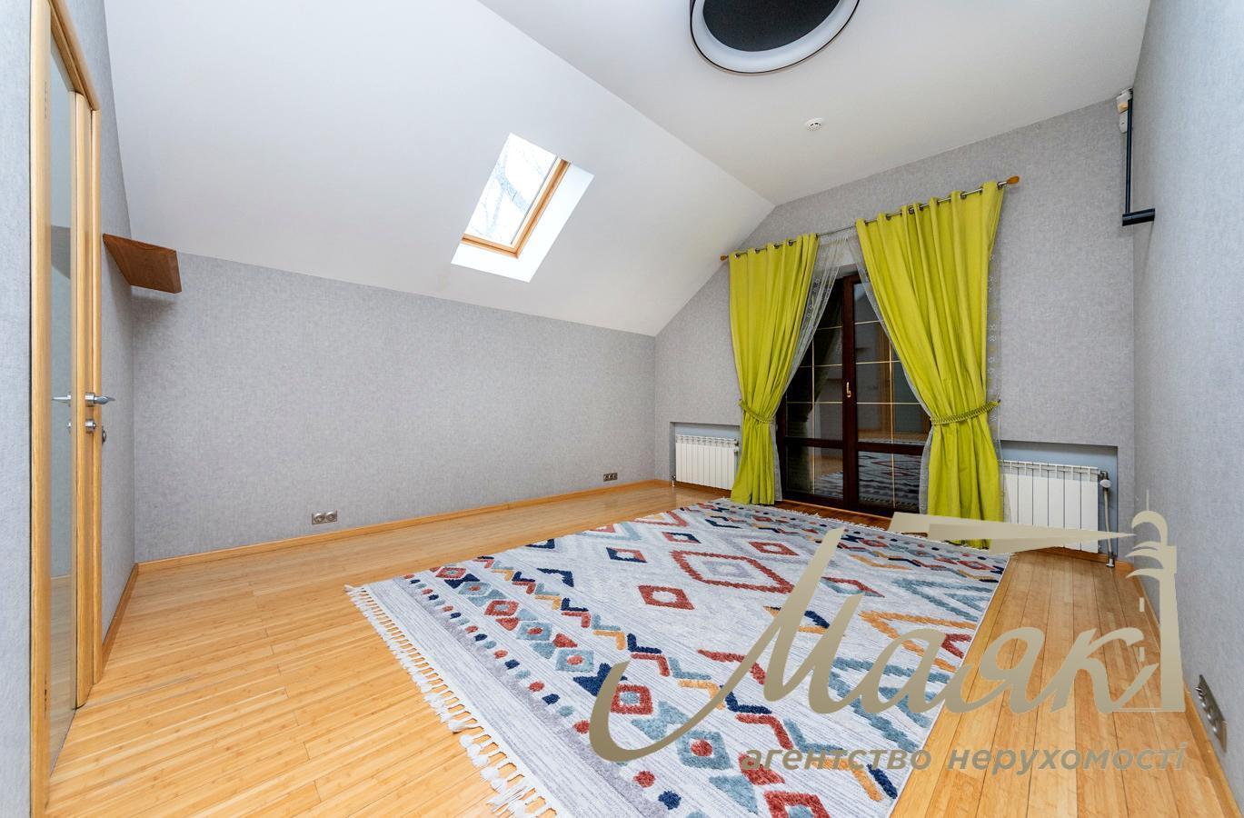 For sale house 400m2 in the village. Romankov, suburbs of Kiev, 18 acres, 8 km to Kiev, in Obukhiv district.