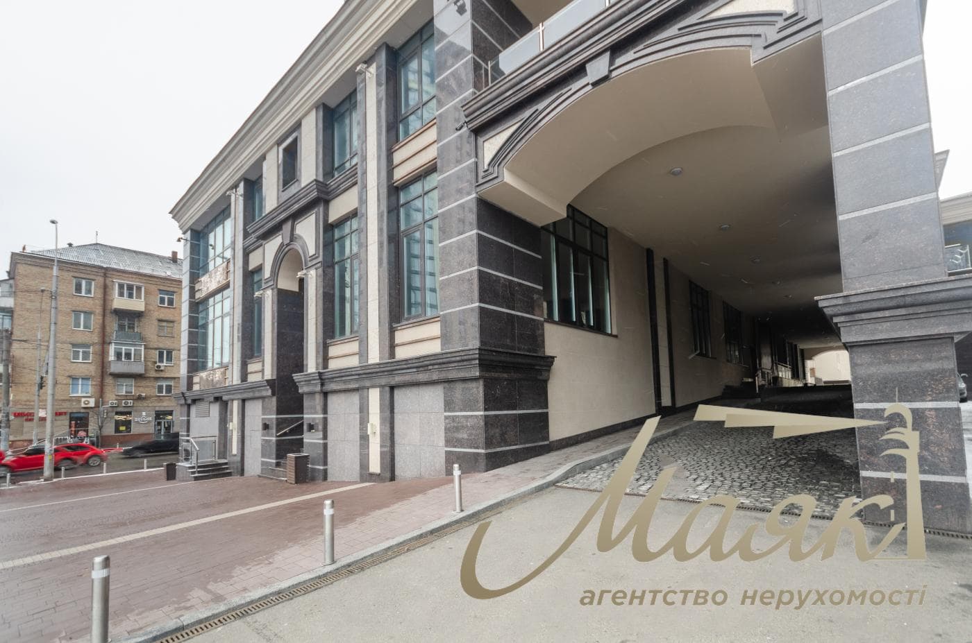 Office for rent 172m2 in Vladimirsky Residential Complex at 109 Antonovicha Street.