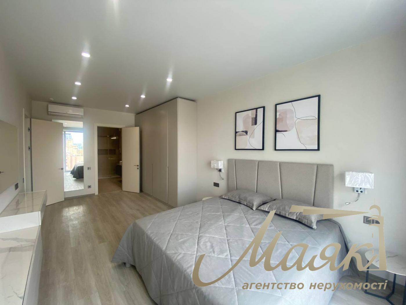 Rent of a 4-room apartment in the Atlantic residential complex at 118 Antonovycha Street, Palace of Ukraine.