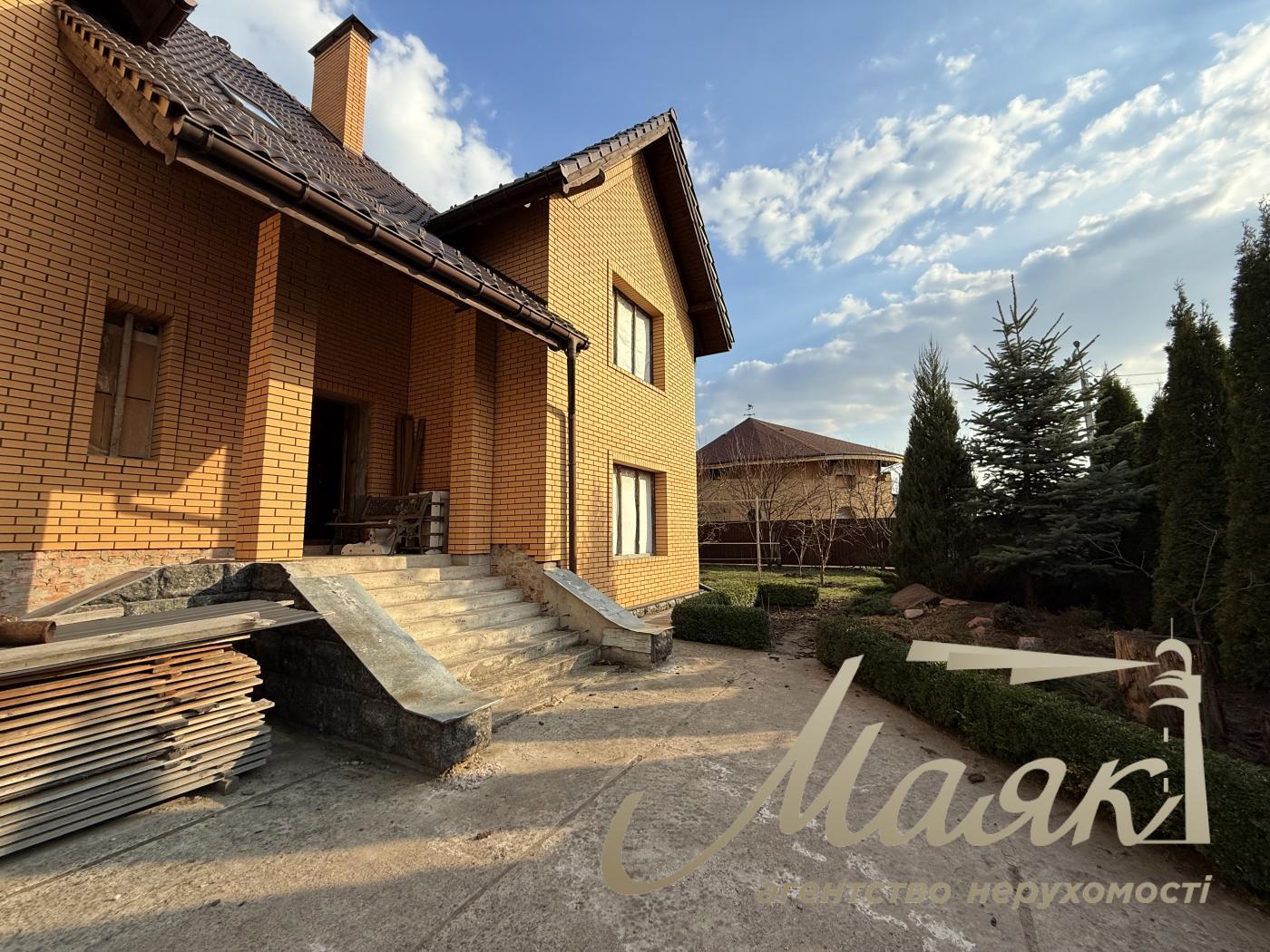 Продажа 2х-этажного дома 357.39м2 в с.Погребы, Броварский район.