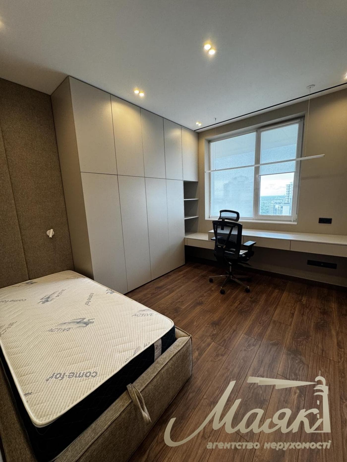 Rent 3 bedroom apartment in LCDDelmar, 90m, Pechersk