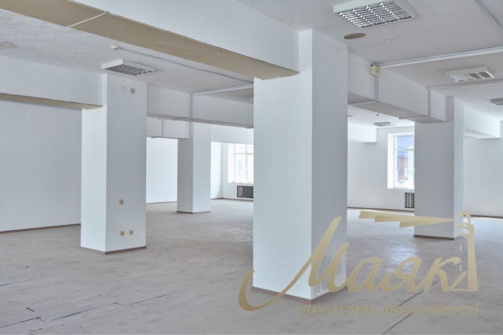Продаж окремої будівлі площею 3 941 м⁴. Земельна ділянка площею 0,25 га. Центр Києва