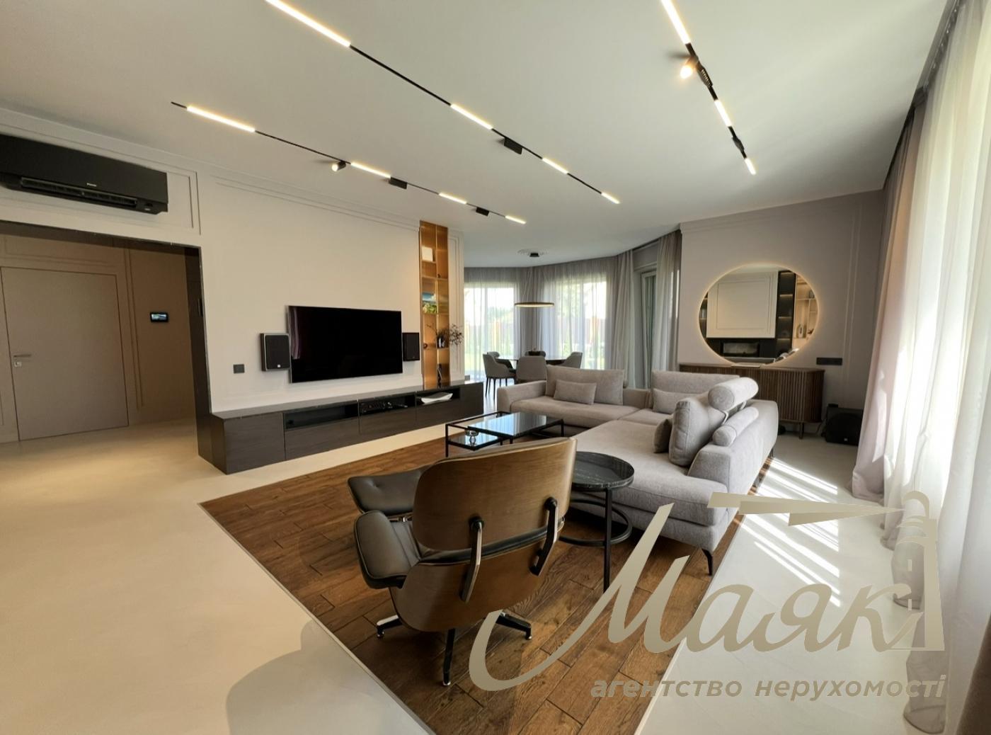 House for sale with designer renovation 356m2 in Ivankovichi