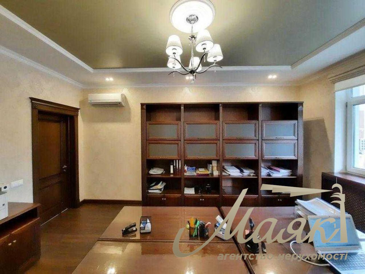 Office for sale in residential complex Park Hall 100 m2