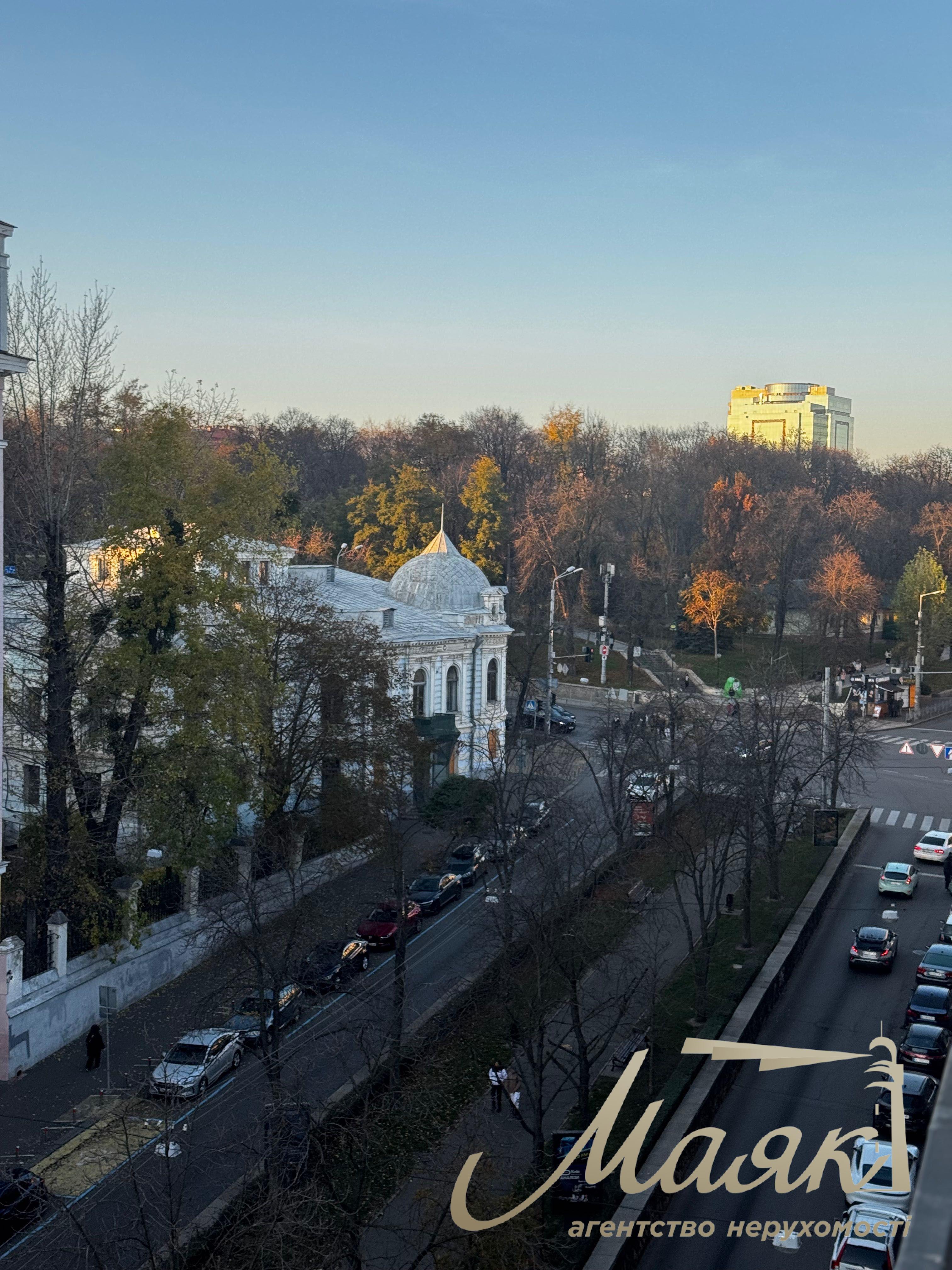 For sale 3-bedroom apartment, 137 m², Antonovicha str. 3A, the center of Kiev