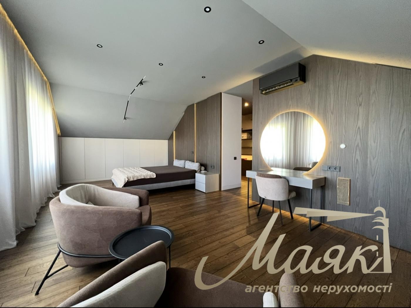 House for sale with designer renovation 356m2 in Ivankovichi