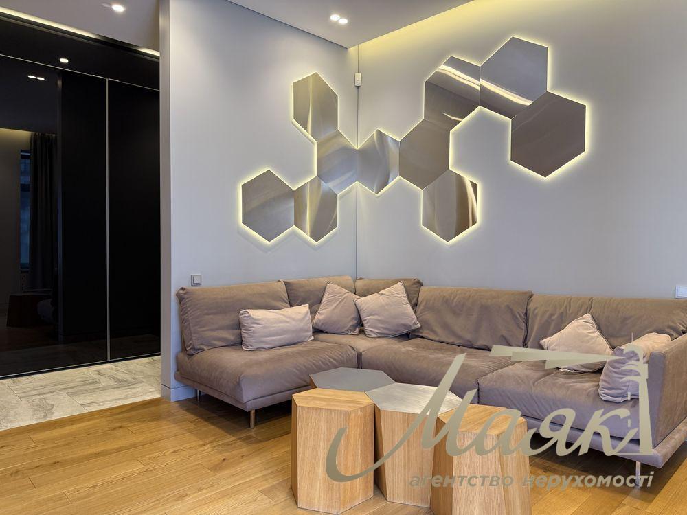 For sale premium apartment 75m2 in the very center of Kiev - Lutheranskaya Street, 7/10 (next to the Arch and Khreshchatyk).