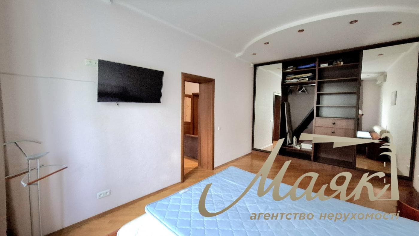 Rent a renovated 3-bedroom apartment in Kyiv, Right Bank, Solomyanskyi District, 40 Lypkivskoho St., Vokzalna Metro Station