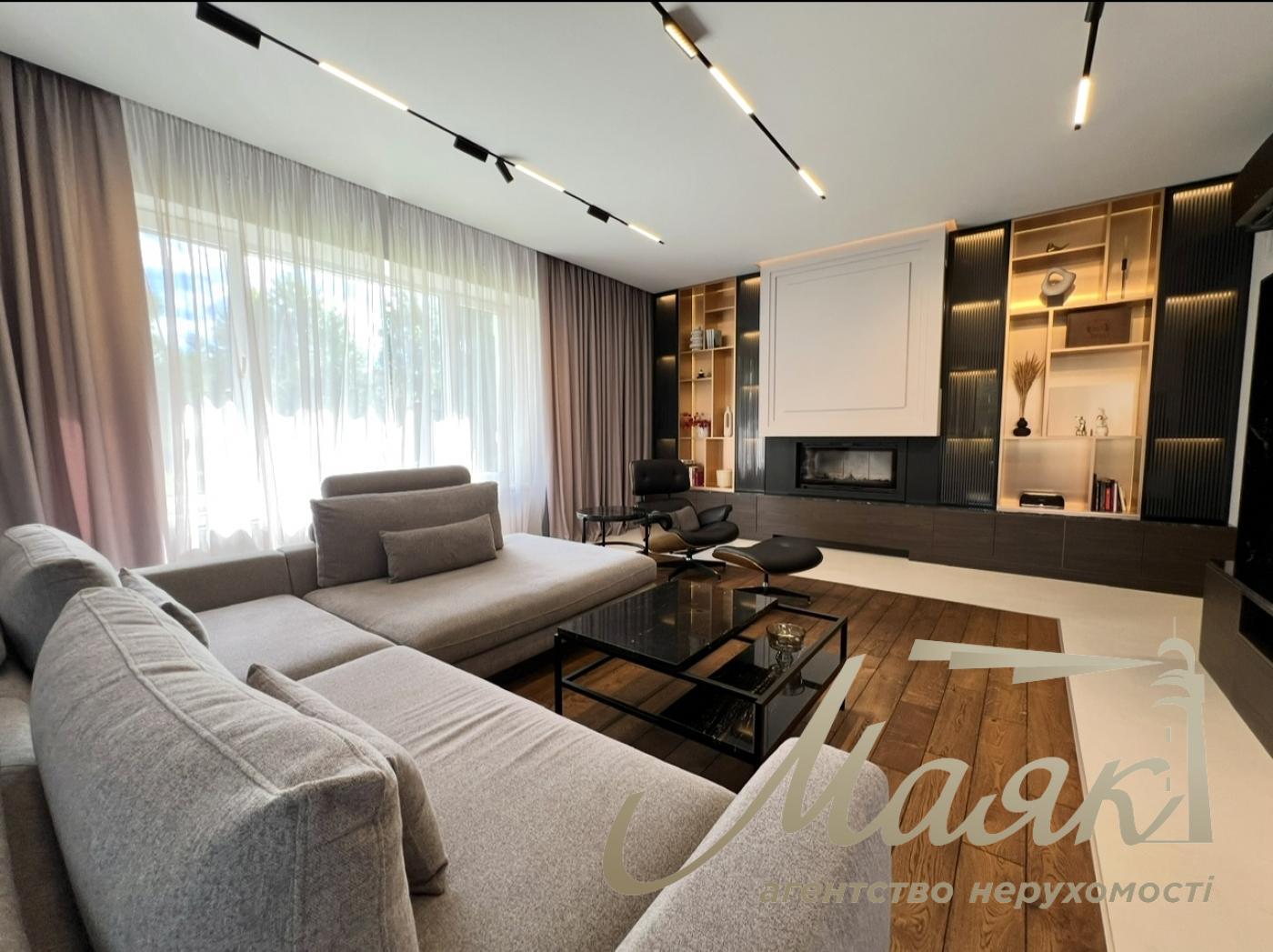 House for sale with designer renovation 356m2 in Ivankovichi