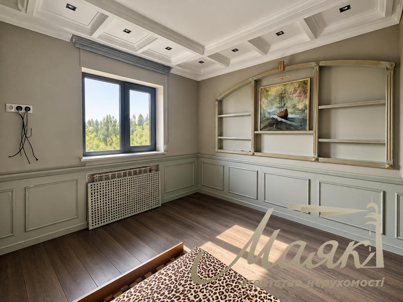 Оренда стильного дворівневого будинку площею 340 м² з каміном, терасою та ландшафтним дизайном, с. Креничі, Обухівський напрямок, Київська область