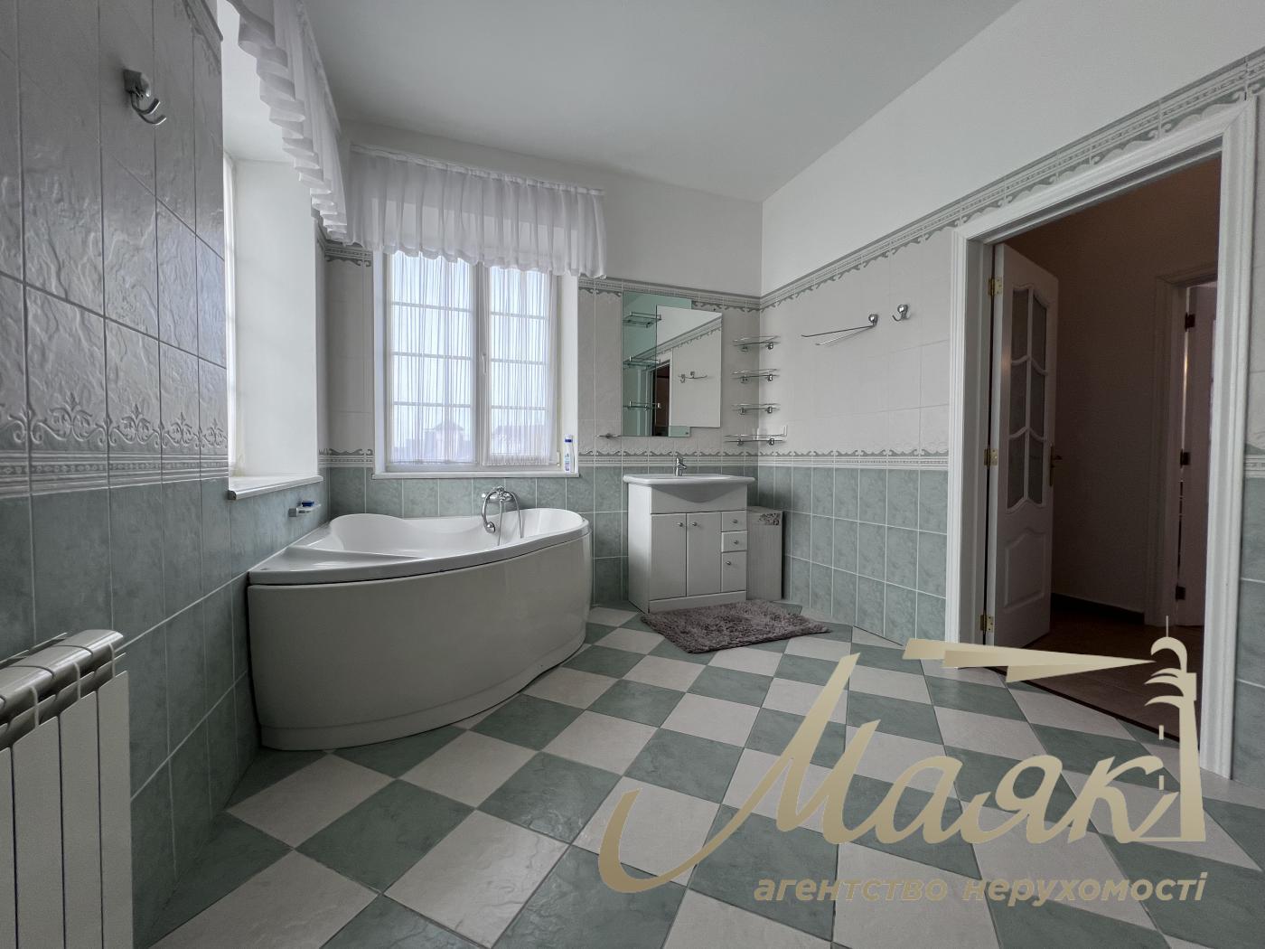 Rent 3-storey house 492,7m2, Lesniki