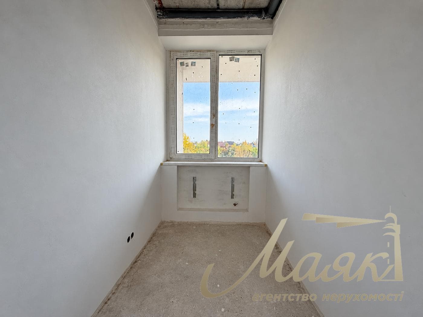 3-story house for sale, 325 m², village of Plyuty