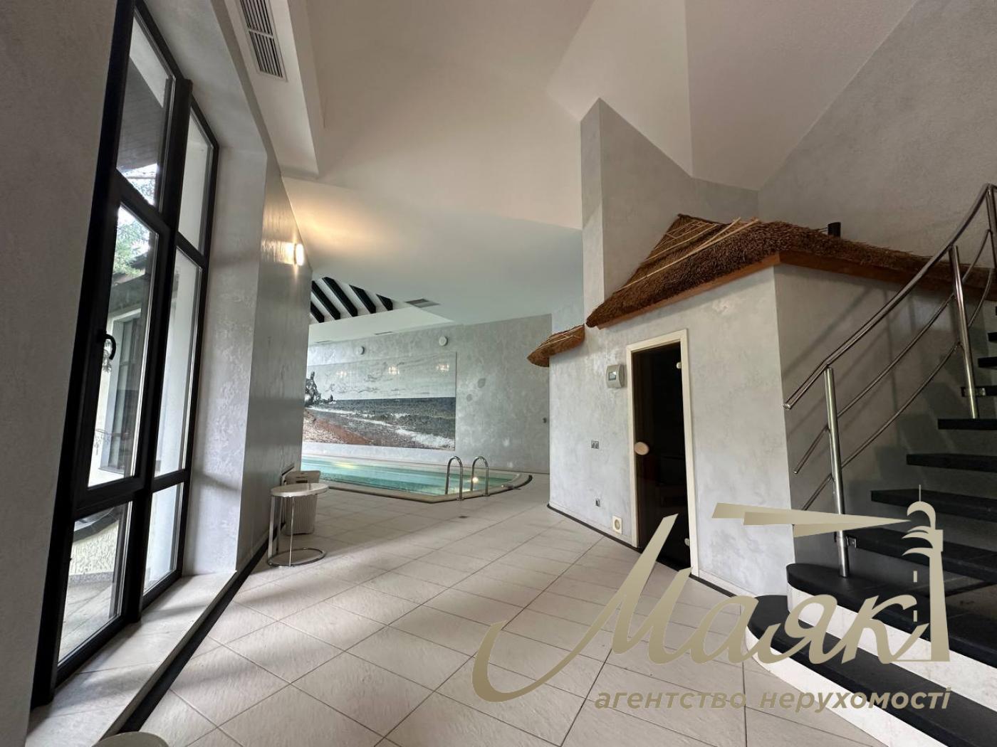 Продаж резиденції з двох будинків на 60 сотках землі на Хуторі Мриги, Голосіївський район.