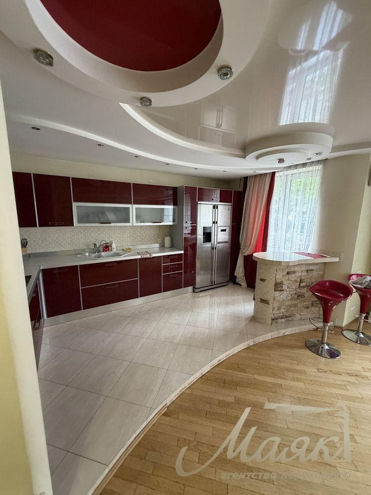 3-room apartment (130 m²) for rent at 68 Holosiivskyi Ave.