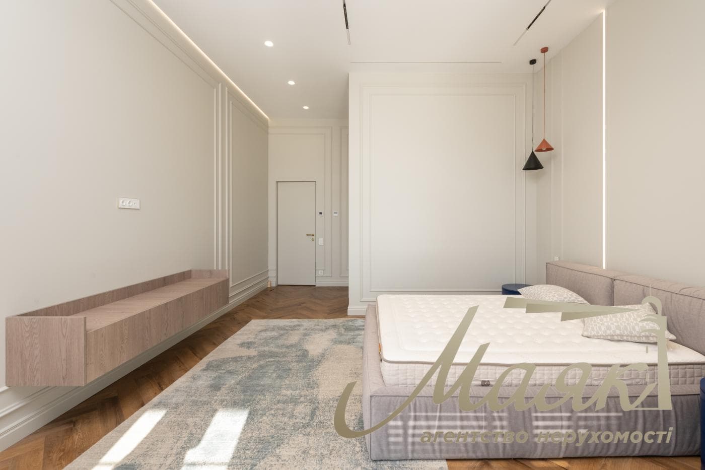 Продаж будинку площею 450 м² з басейном та гостьовим будинком у житловому комплексі «Хутір Ясний», Лесники