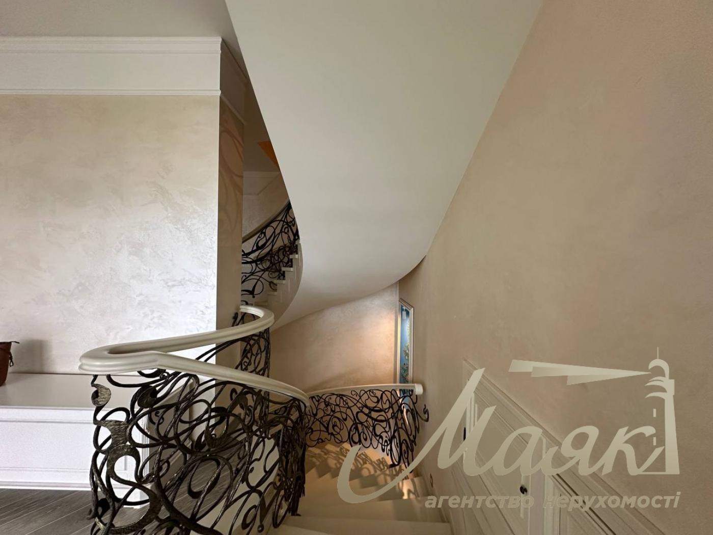 Оренда резиденції з двох будинків на 60 сотках землі в Хуторі Мриги, Голосіївський район, Київ.