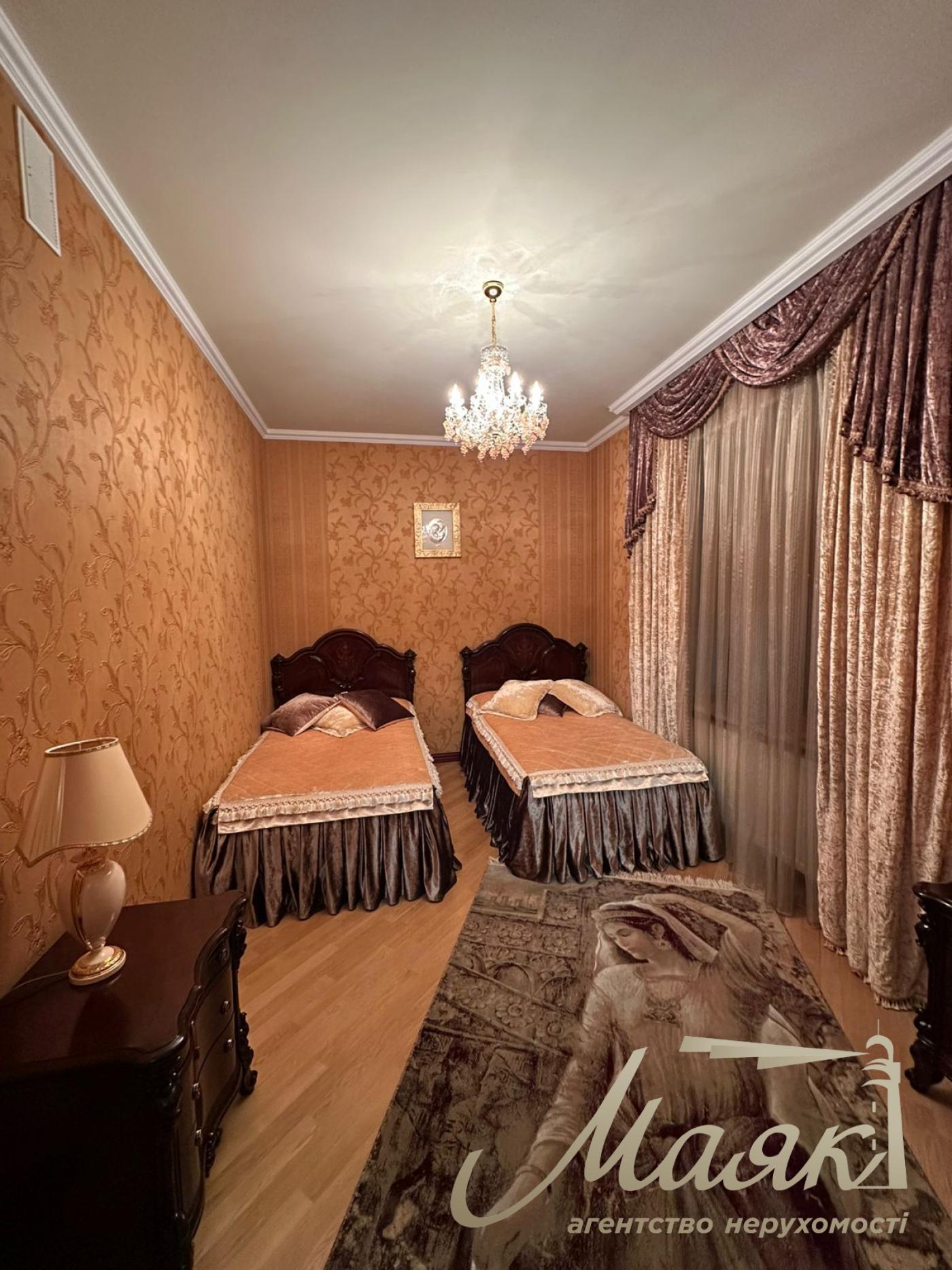 We offer for sale a luxurious house in Petropavlovska Borschagovka, Kiev, just 3 minutes from the city.