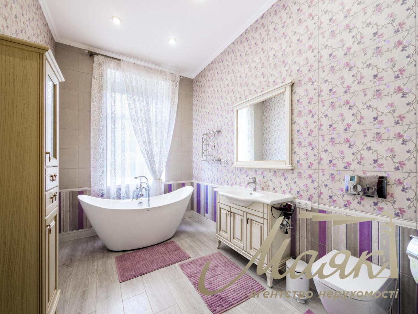 Rent of 3-storey house (840m2) s.Kozin