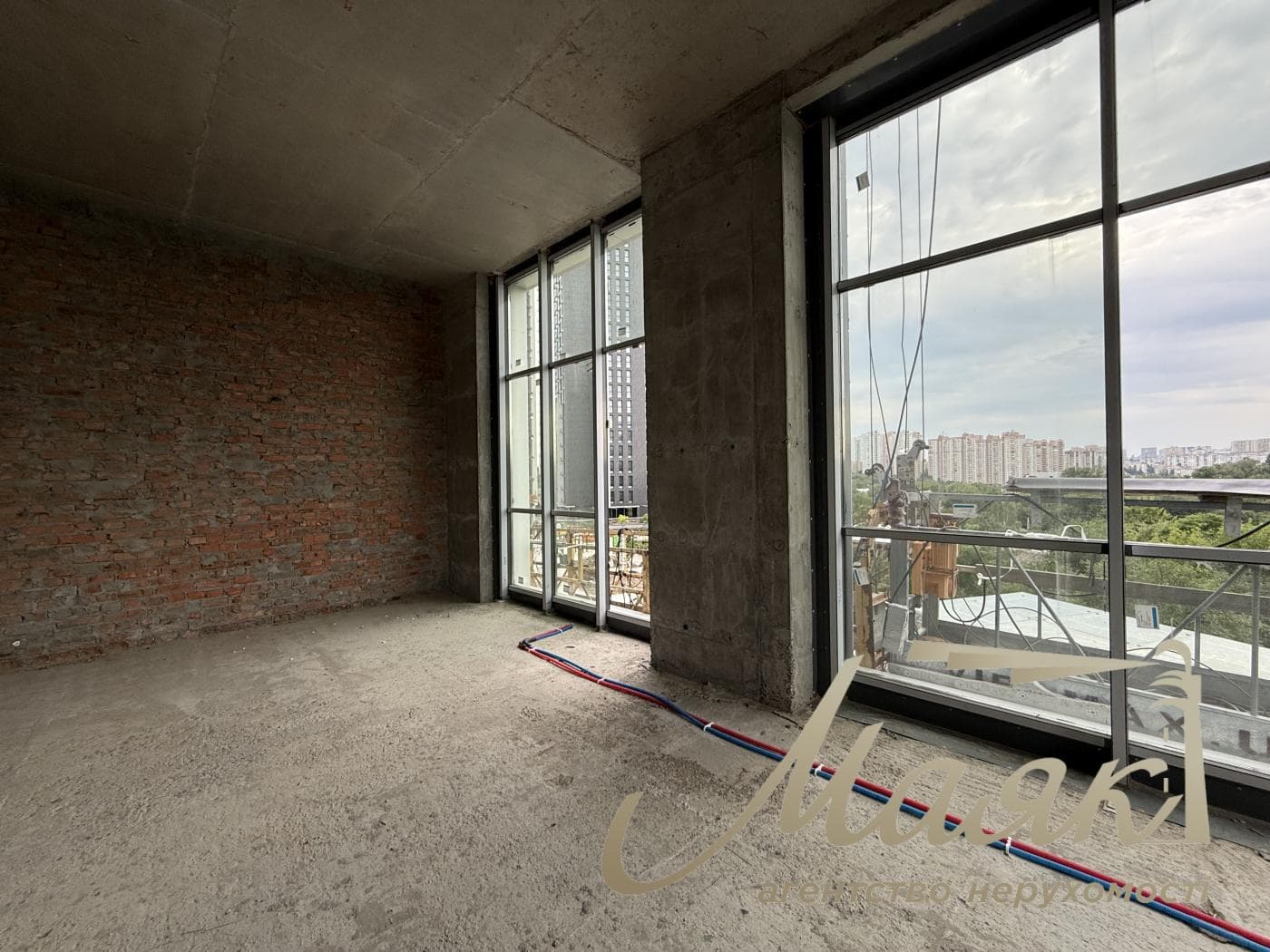 Rent a facade room 72.88m2 Dragomirova str. in the LCD "Novopecherskie Lipki"