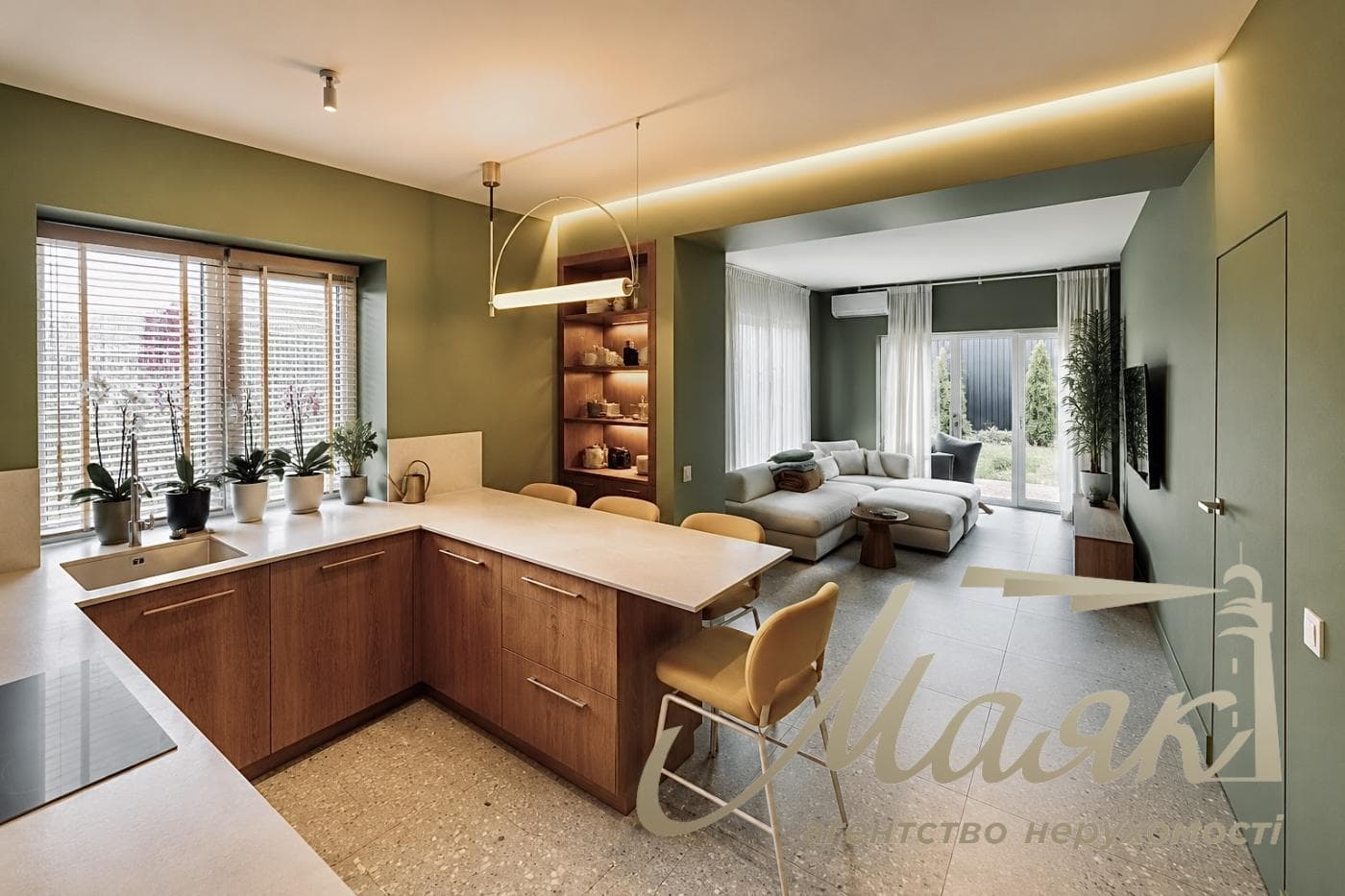 Rent a detached 3-story duplex (125 m²), 15 minutes from Kyiv, private yard, generator, and a terrace on the 3rd floor in the village of Hatne, Kyiv-Sviatoshynskyi District