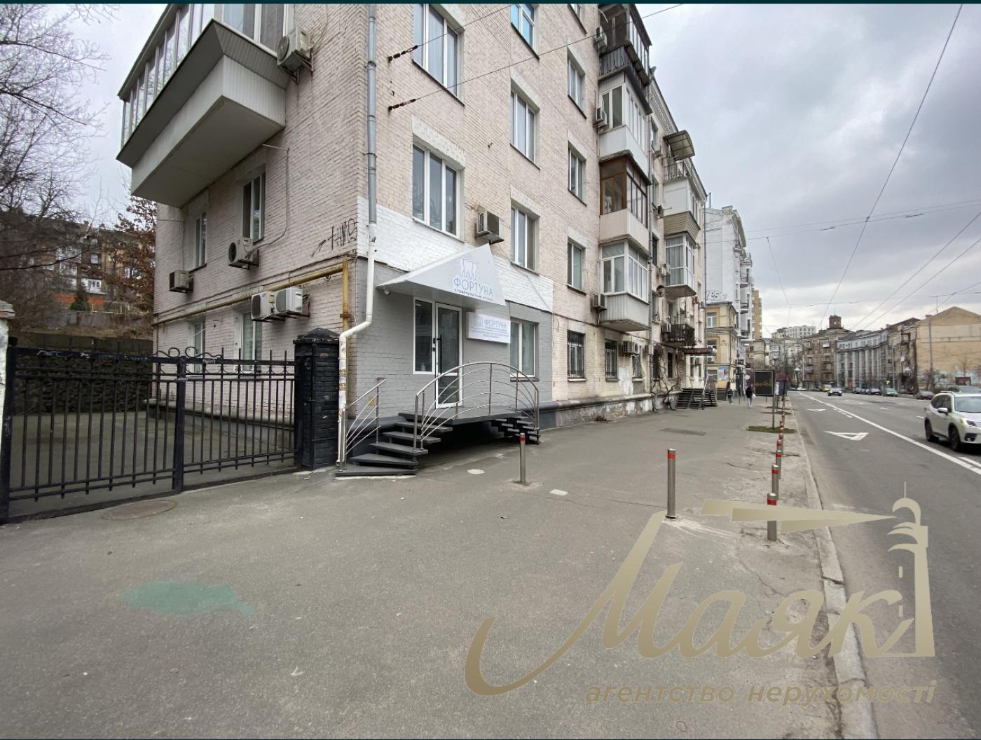 Sale of facade premises with tenant 72m2, Saksaganskogo st., Kyiv center
