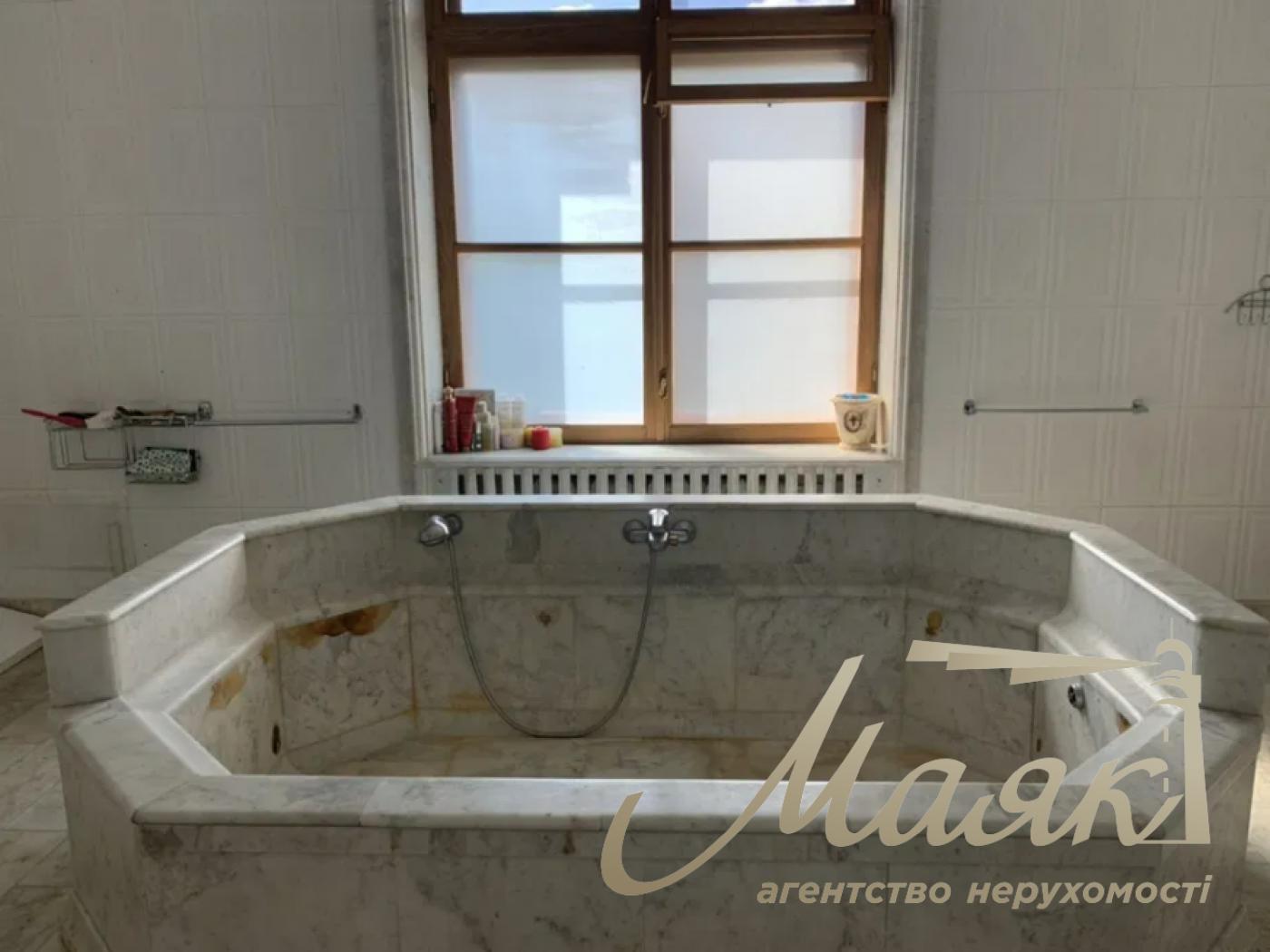 Продажа дома 800кв.м возле  Площади Шевченка