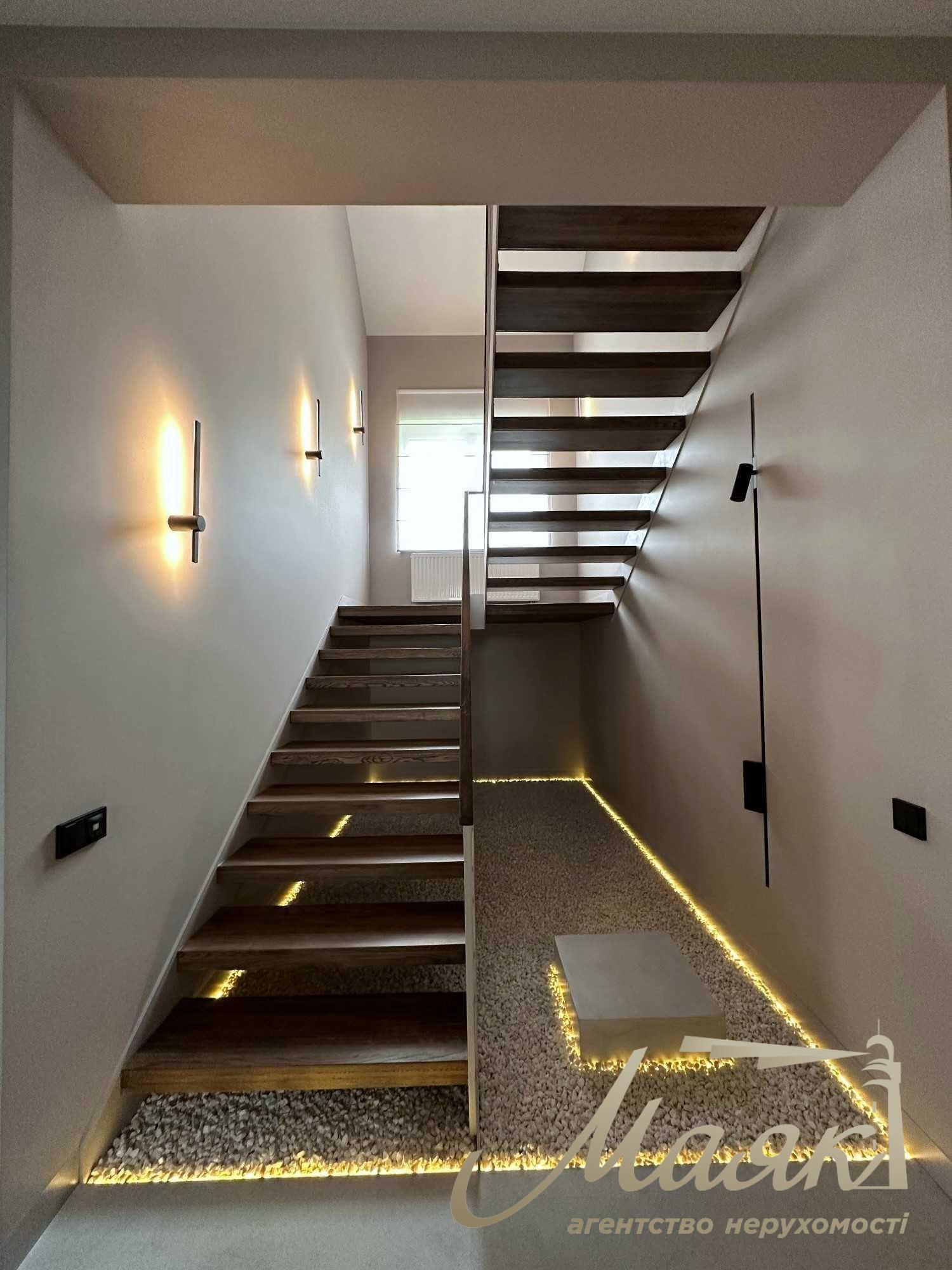 House for sale with designer renovation 356m2 in Ivankovichi