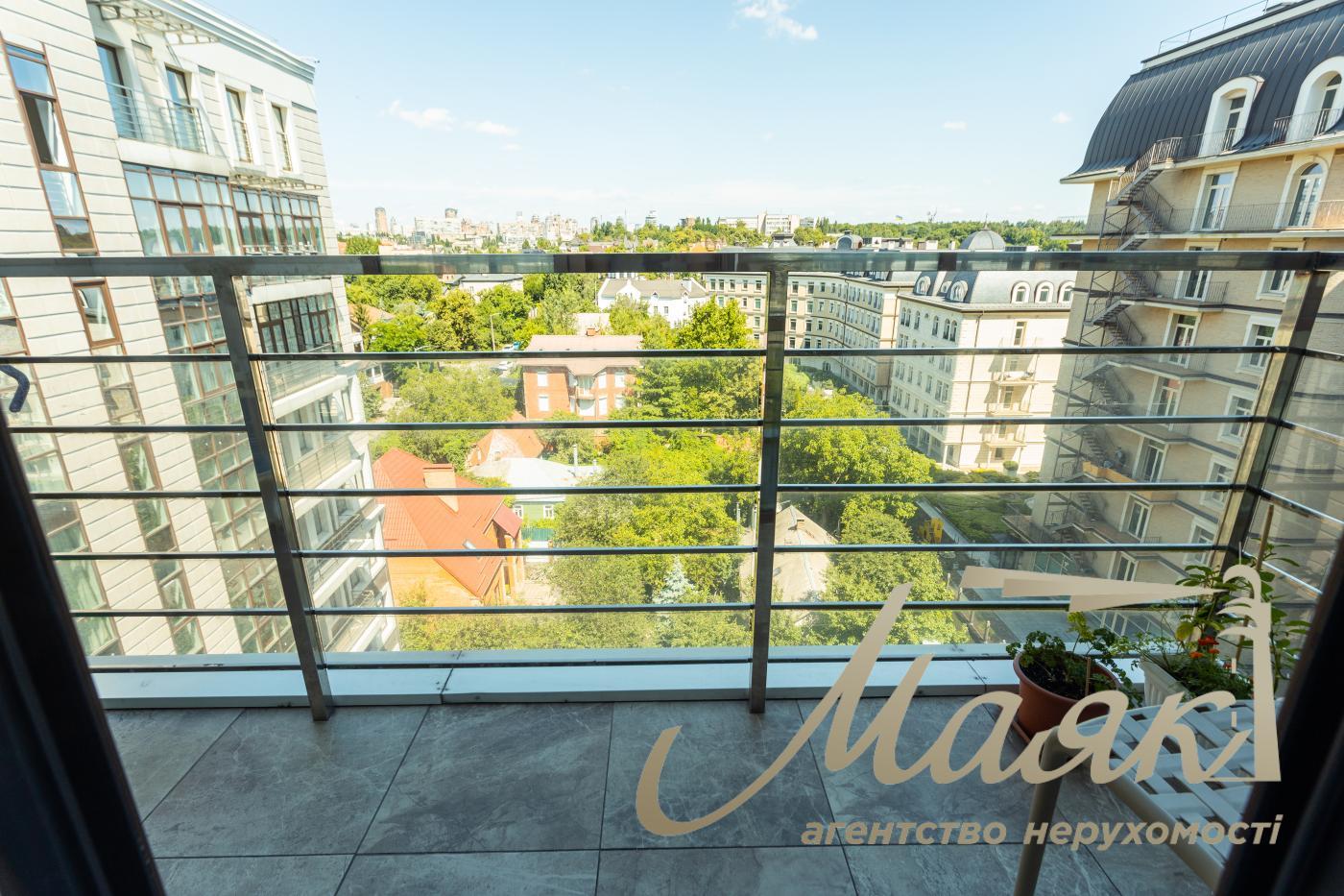 Sale 4k apartment with parking place in LCD Zverinetskyi, Pechersk, Kiev